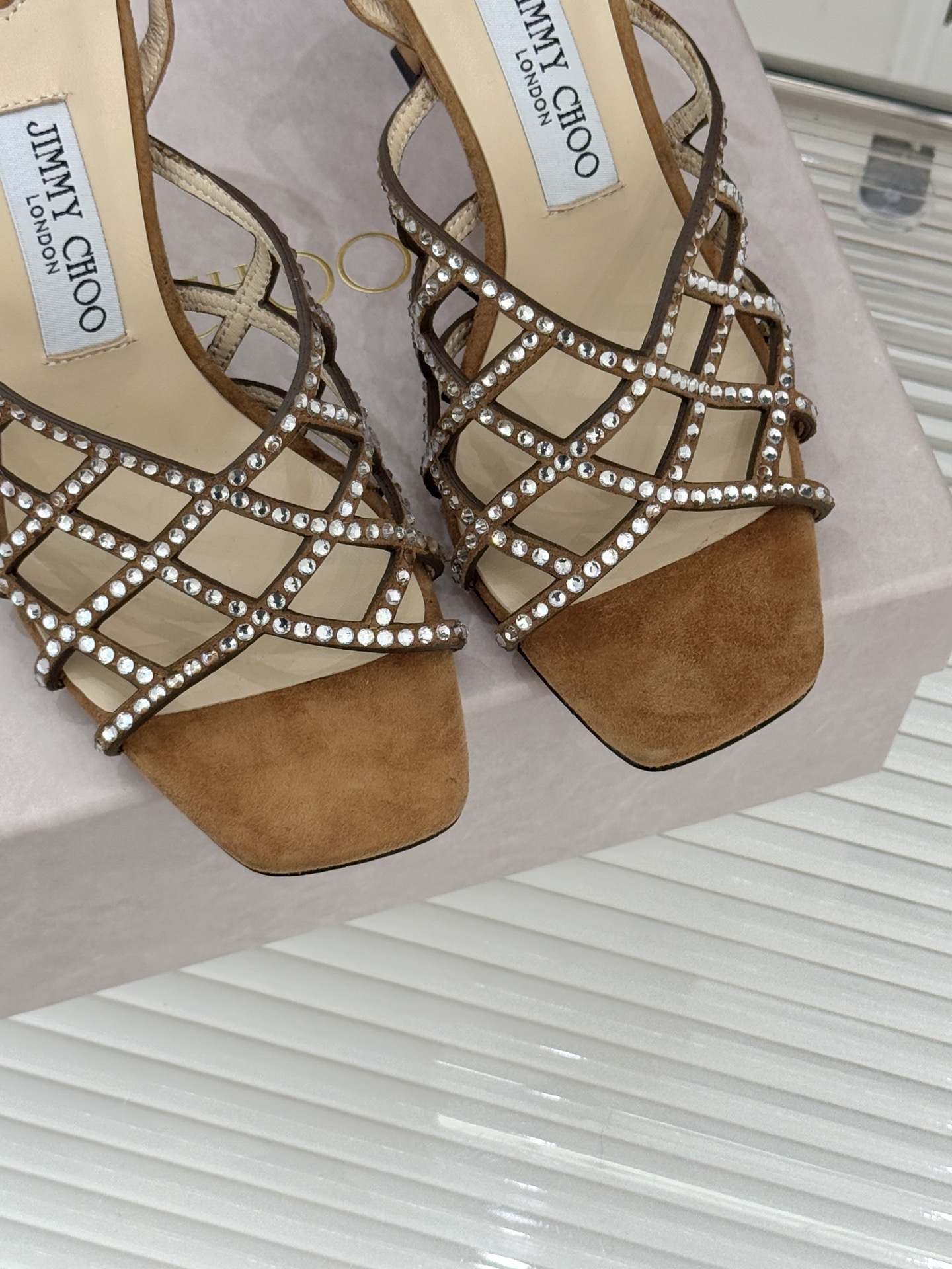 Jimmy Choo/吉米周26WF新品方头水钻细高跟凉鞋这双凉鞋以璀璨锋芒定义焦点美学。意大利精制光滑