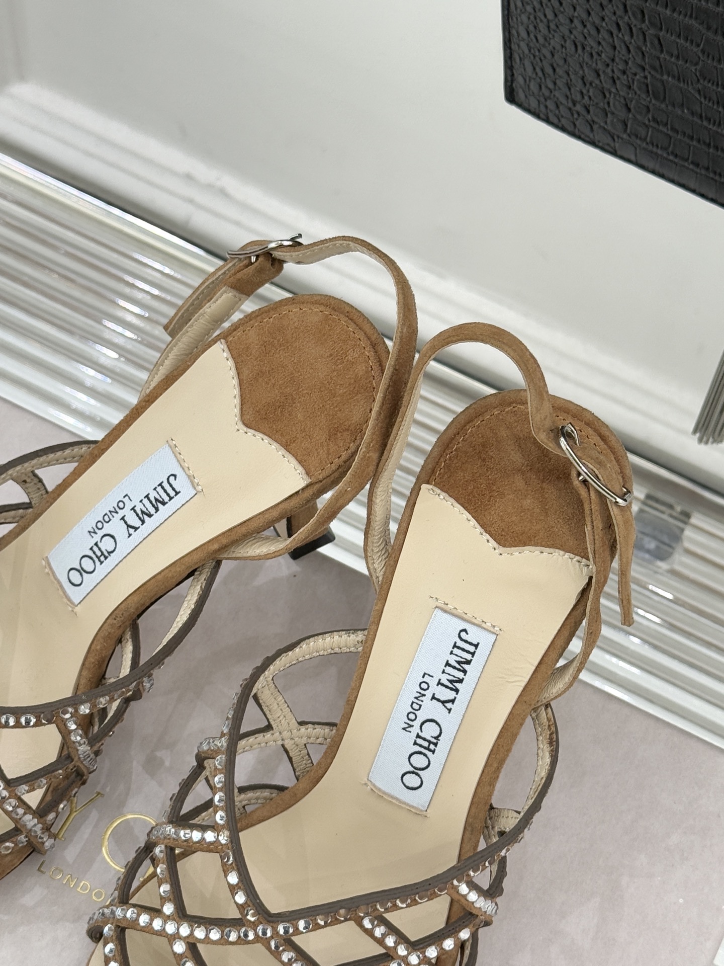 Jimmy Choo/吉米周26WF新品方头水钻细高跟凉鞋这双凉鞋以璀璨锋芒定义焦点美学。意大利精制光滑