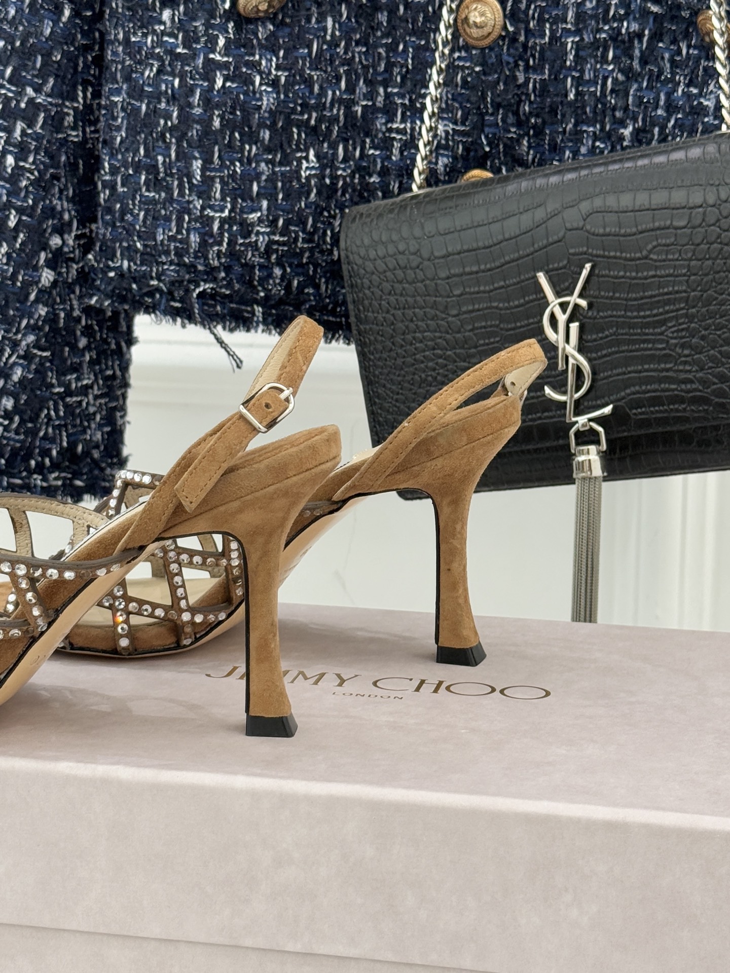 Jimmy Choo/吉米周26WF新品方头水钻细高跟凉鞋这双凉鞋以璀璨锋芒定义焦点美学。意大利精制光滑