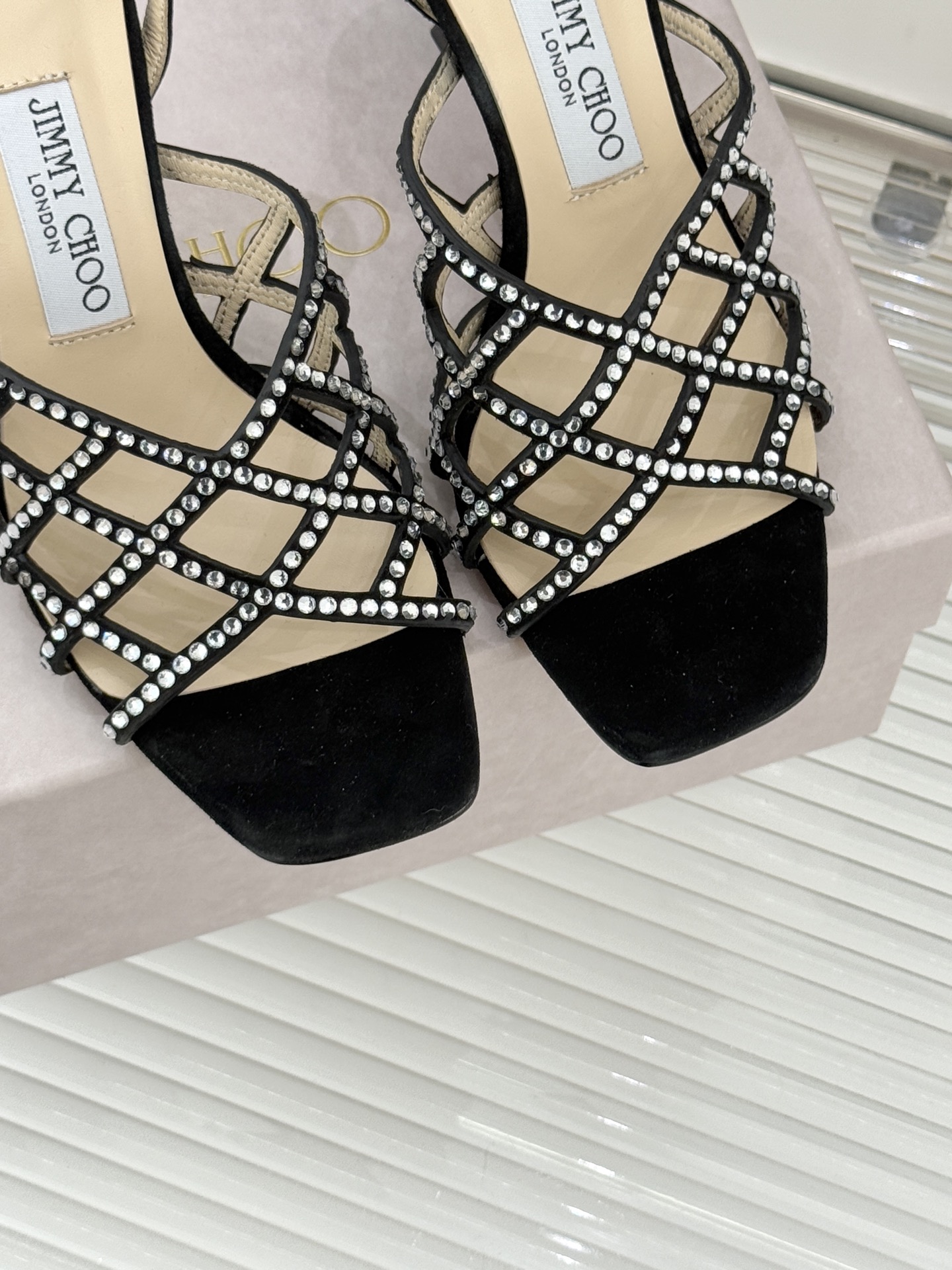 Jimmy Choo/吉米周26WF新品方头水钻细高跟凉鞋这双凉鞋以璀璨锋芒定义焦点美学。意大利精制光滑