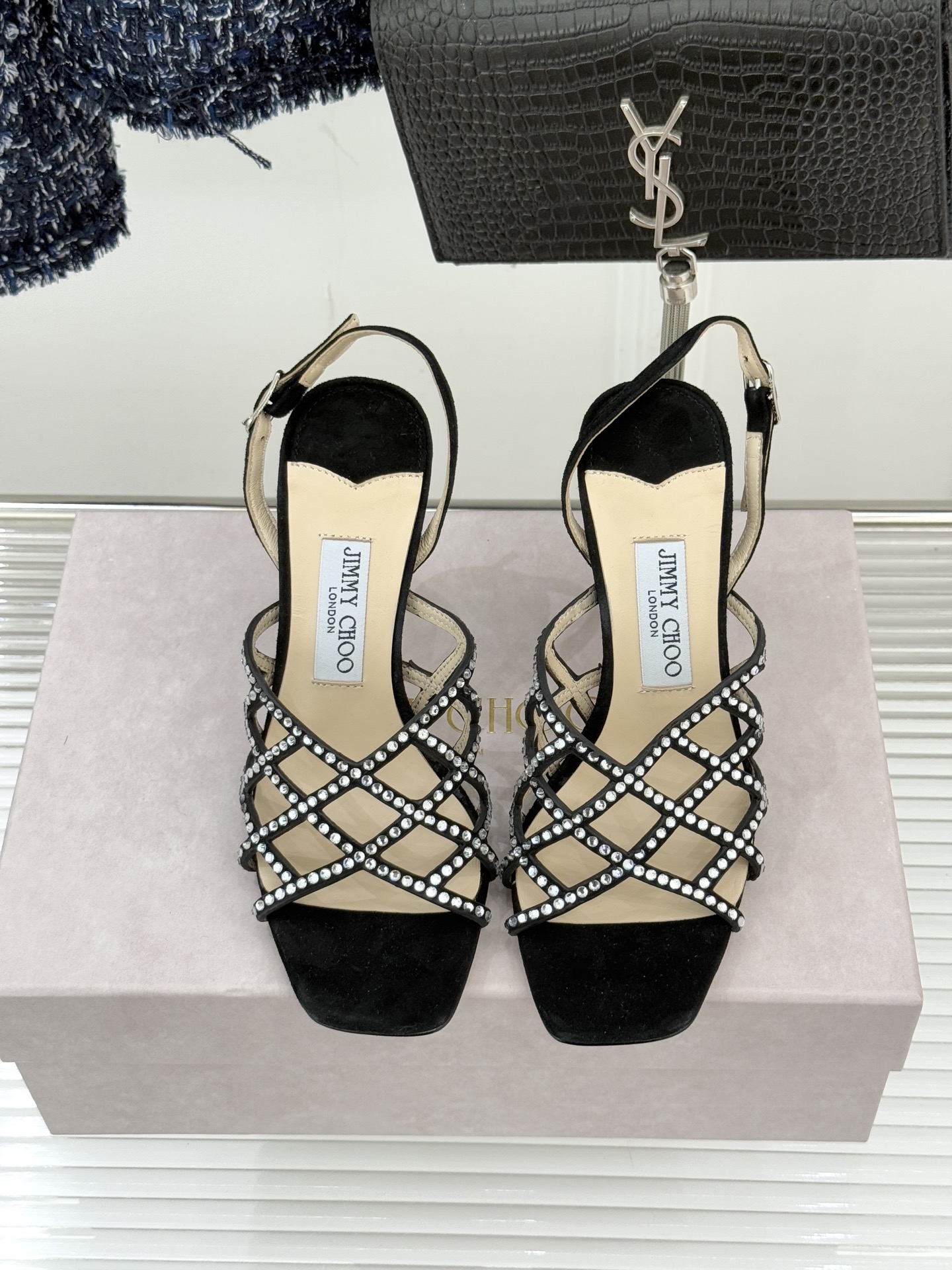 Jimmy Choo/吉米周26WF新品方头水钻细高跟凉鞋这双凉鞋以璀璨锋芒定义焦点美学。意大利精制光滑