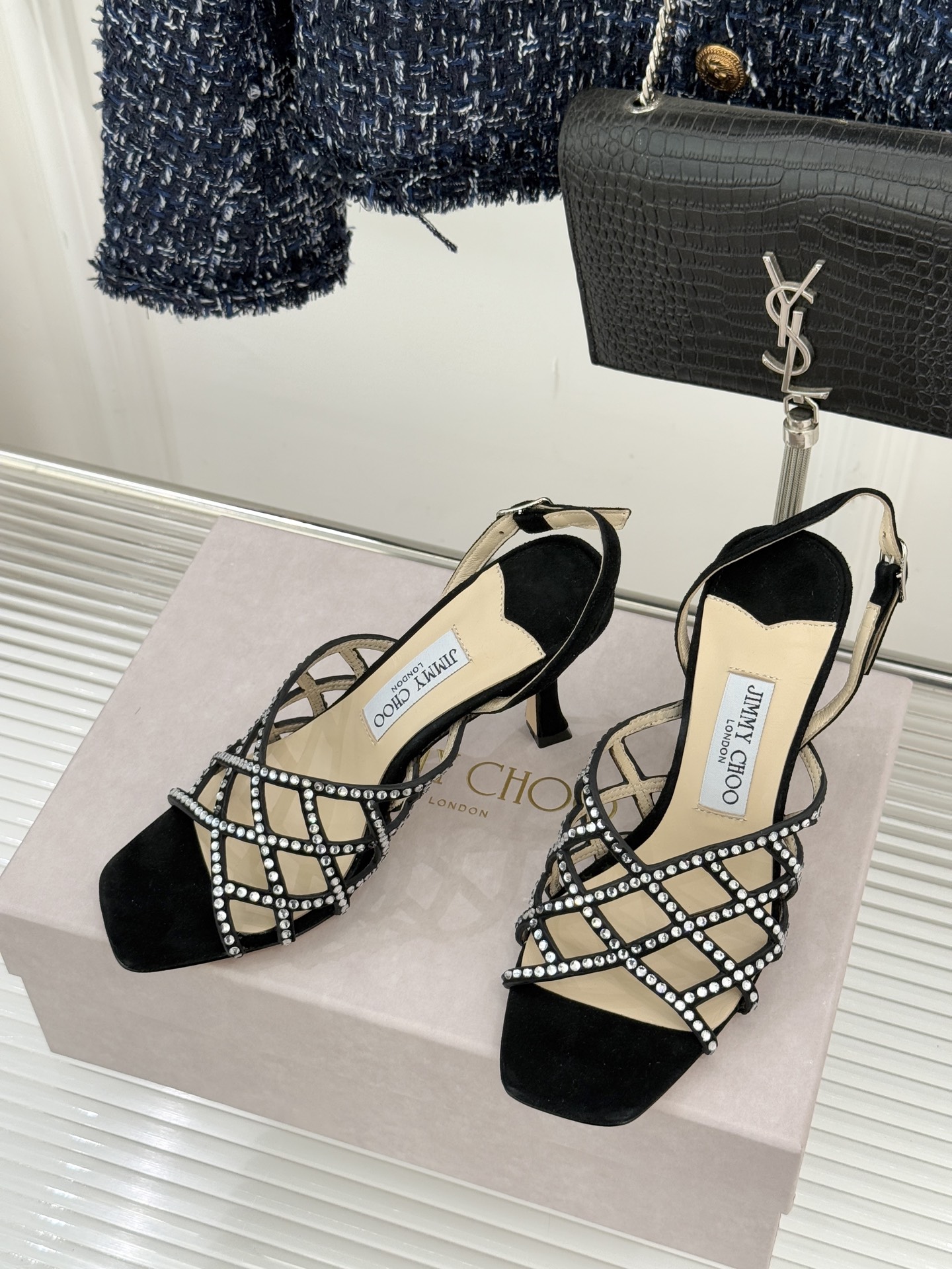 Jimmy Choo/吉米周26WF新品方头水钻细高跟凉鞋这双凉鞋以璀璨锋芒定义焦点美学。意大利精制光滑