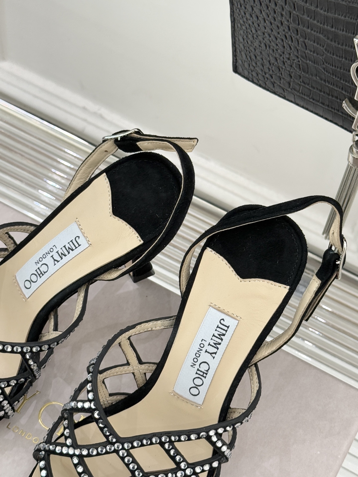 Jimmy Choo/吉米周26WF新品方头水钻细高跟凉鞋这双凉鞋以璀璨锋芒定义焦点美学。意大利精制光滑