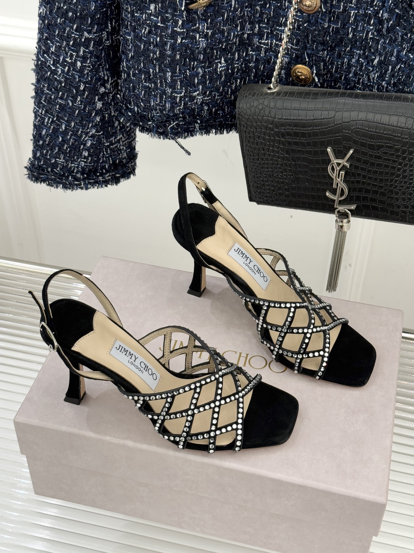 Jimmy Choo/吉米周26WF新品方头水钻细高跟凉鞋这双凉鞋以璀璨锋芒定义焦点美学。意大利精制光滑