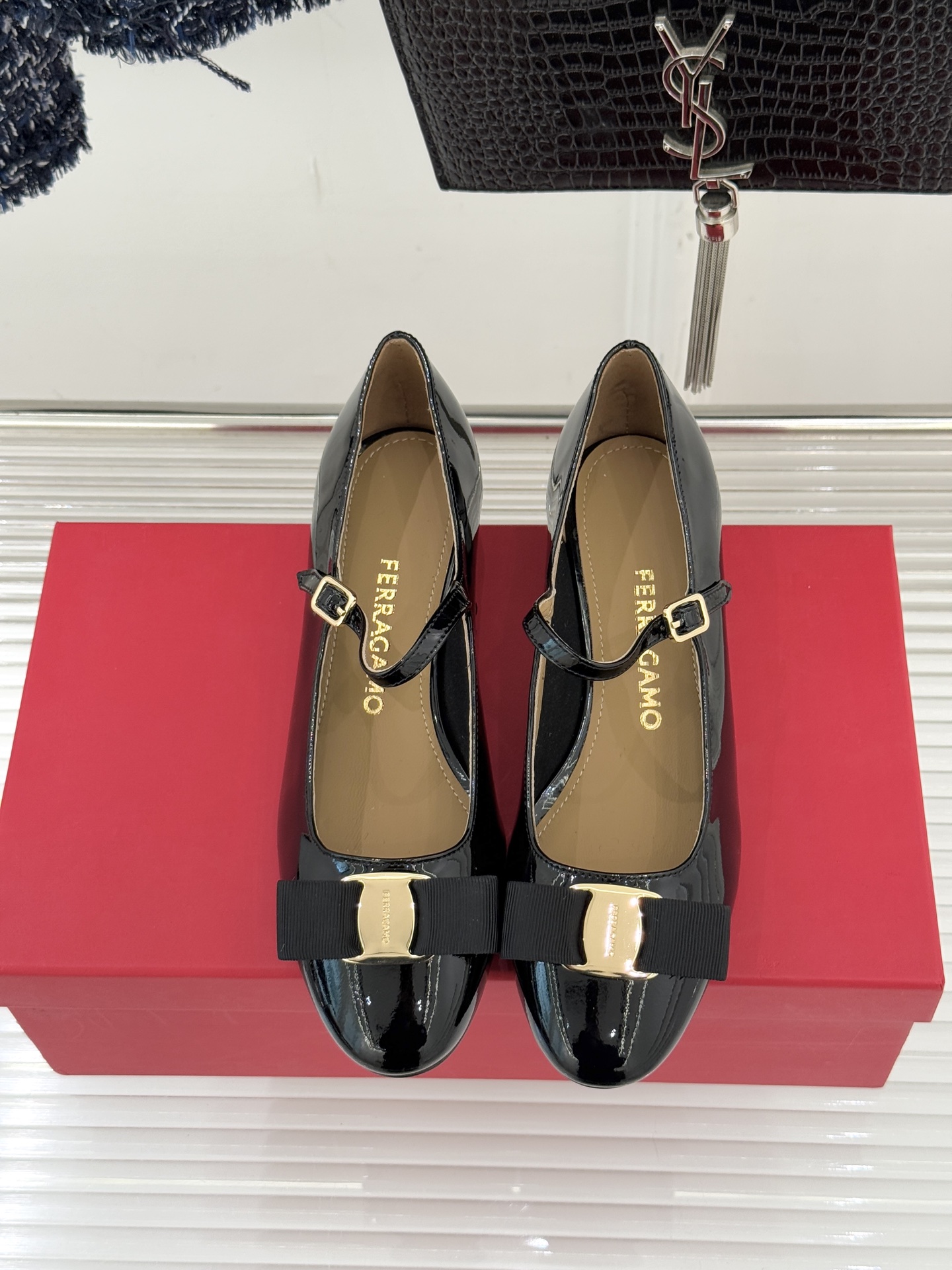 Ferragamo/菲拉格慕蝴蝶结漆皮粗跟玛丽珍鞋意大利百年匠艺重塑复古经典这双玛丽珍鞋解锁优雅多面性。