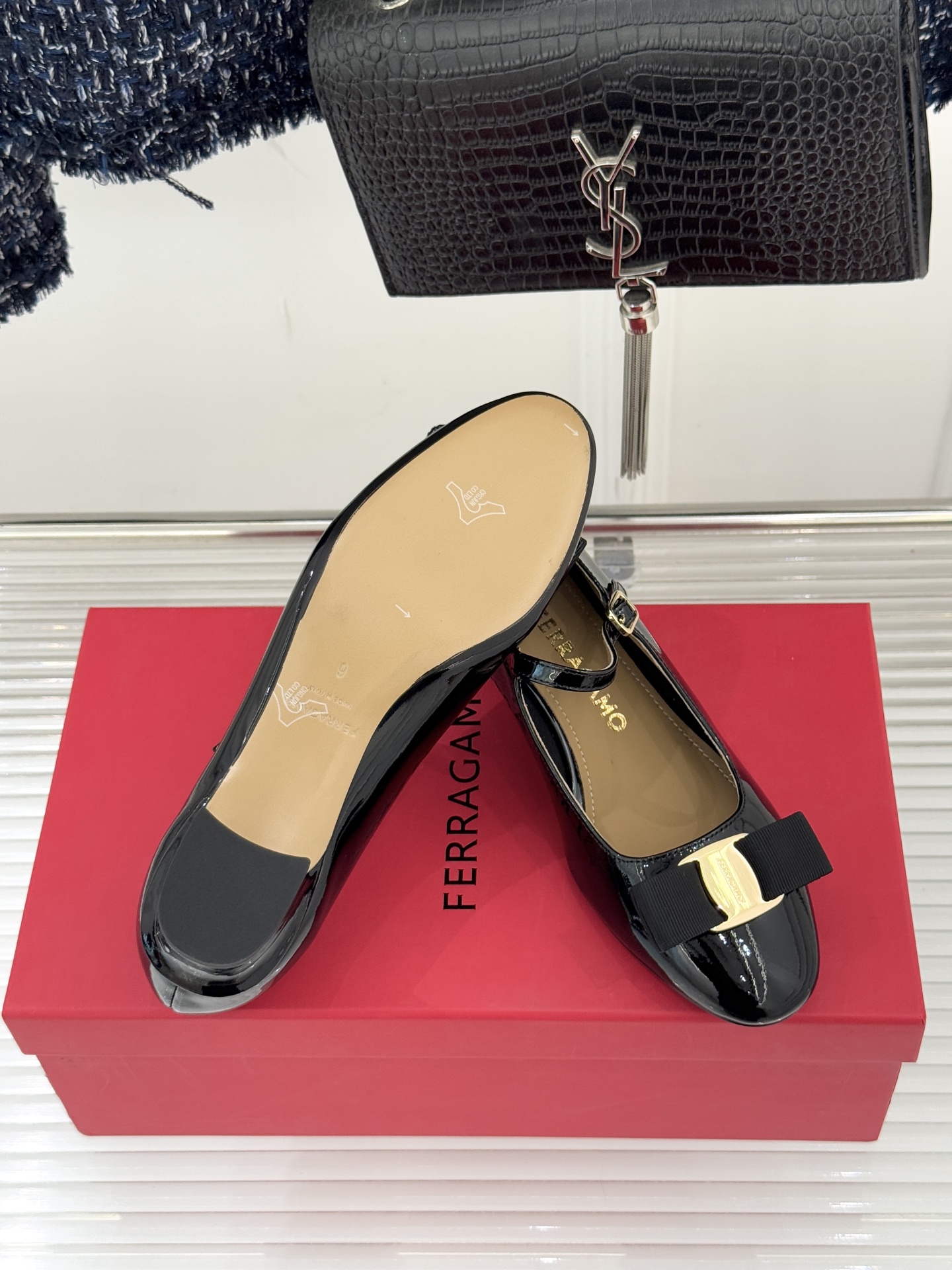 Ferragamo/菲拉格慕蝴蝶结漆皮粗跟玛丽珍鞋意大利百年匠艺重塑复古经典这双玛丽珍鞋解锁优雅多面性。