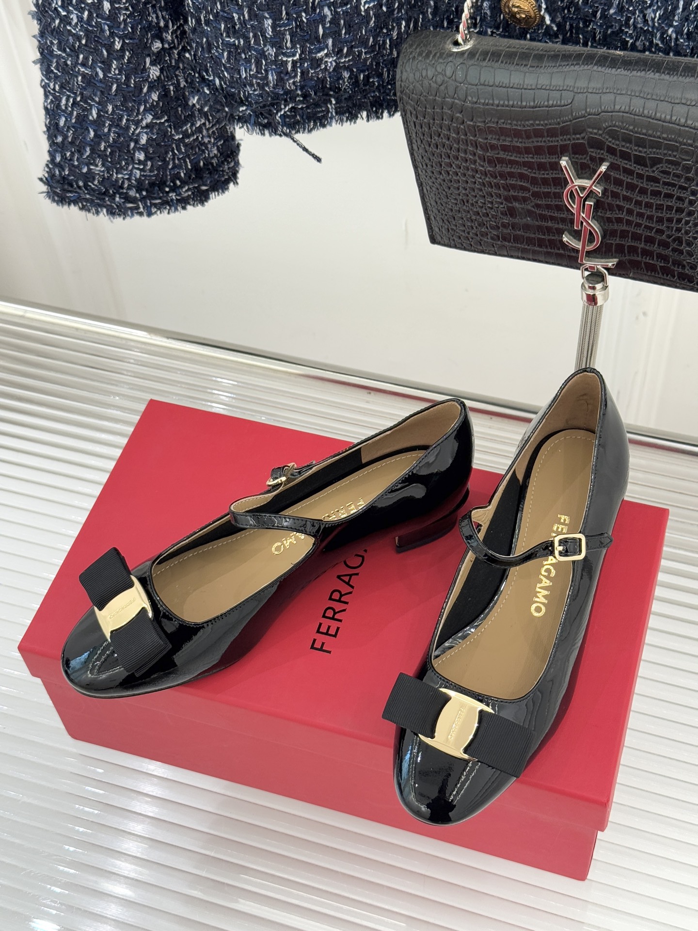 Ferragamo/菲拉格慕蝴蝶结漆皮粗跟玛丽珍鞋意大利百年匠艺重塑复古经典这双玛丽珍鞋解锁优雅多面性。