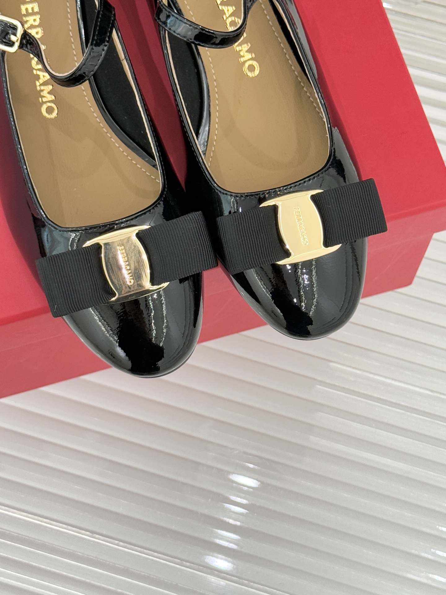 Ferragamo/菲拉格慕蝴蝶结漆皮粗跟玛丽珍鞋意大利百年匠艺重塑复古经典这双玛丽珍鞋解锁优雅多面性。