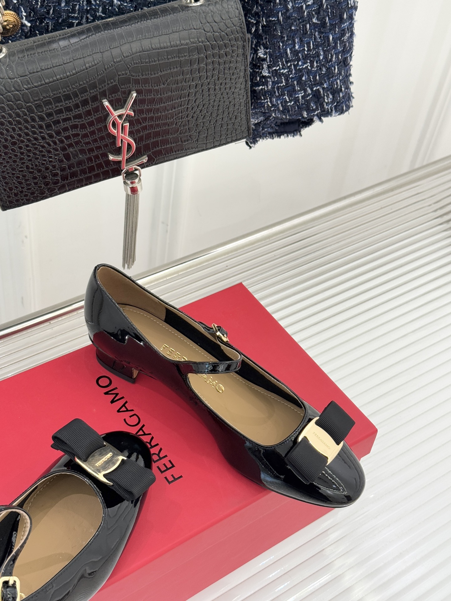 Ferragamo/菲拉格慕蝴蝶结漆皮粗跟玛丽珍鞋意大利百年匠艺重塑复古经典这双玛丽珍鞋解锁优雅多面性。