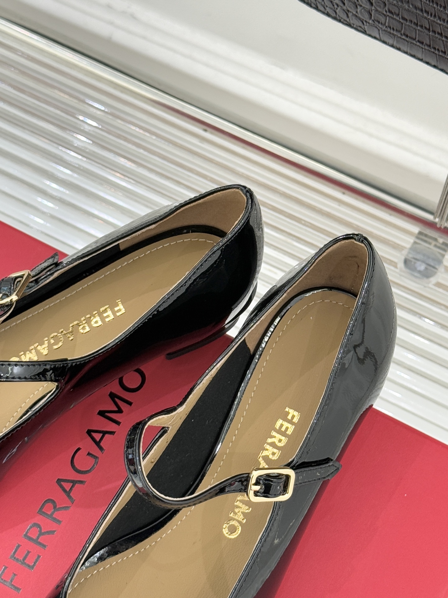 Ferragamo/菲拉格慕蝴蝶结漆皮粗跟玛丽珍鞋意大利百年匠艺重塑复古经典这双玛丽珍鞋解锁优雅多面性。