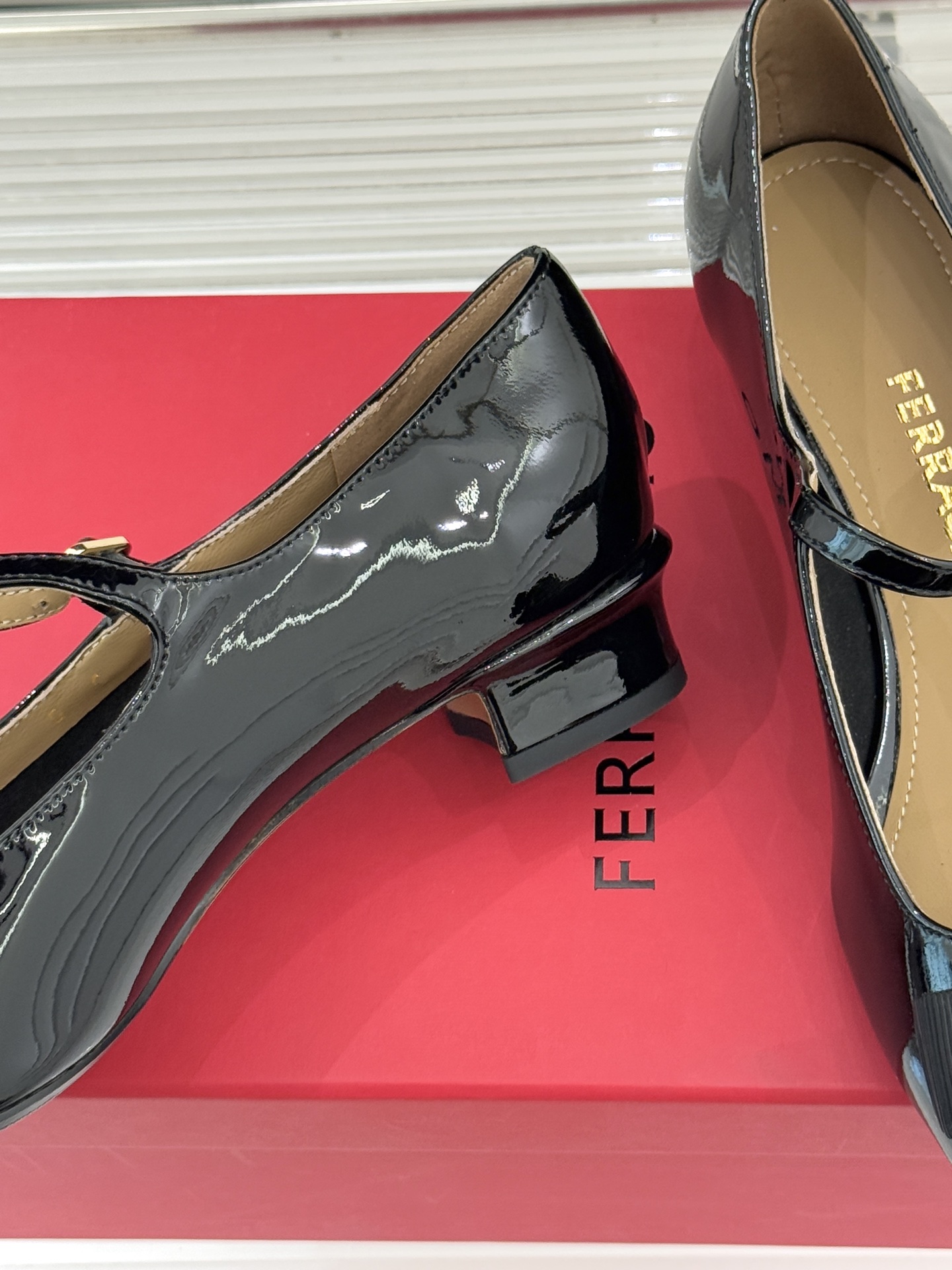 Ferragamo/菲拉格慕蝴蝶结漆皮粗跟玛丽珍鞋意大利百年匠艺重塑复古经典这双玛丽珍鞋解锁优雅多面性。