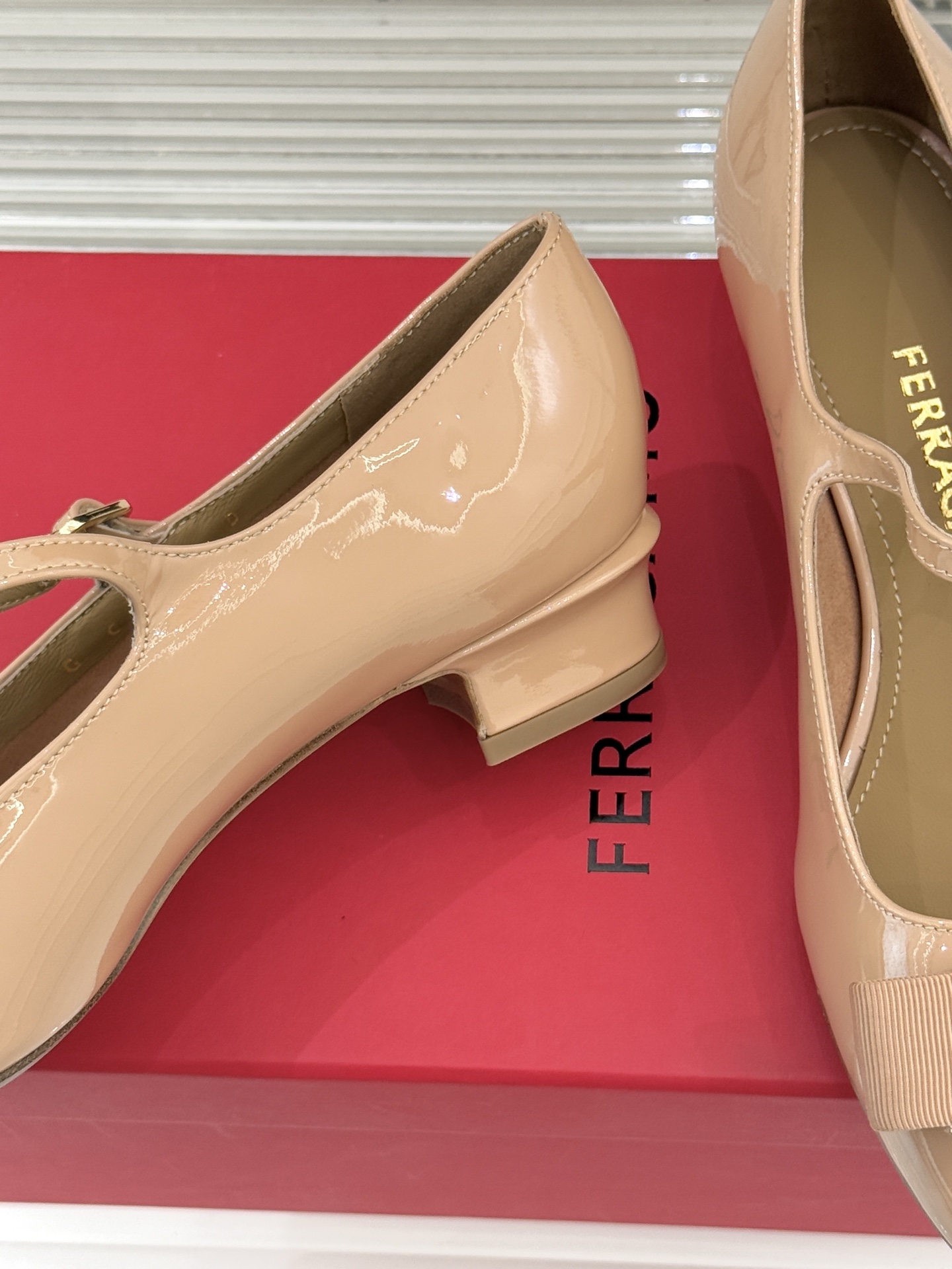 Ferragamo/菲拉格慕蝴蝶结漆皮粗跟玛丽珍鞋意大利百年匠艺重塑复古经典这双玛丽珍鞋解锁优雅多面性。