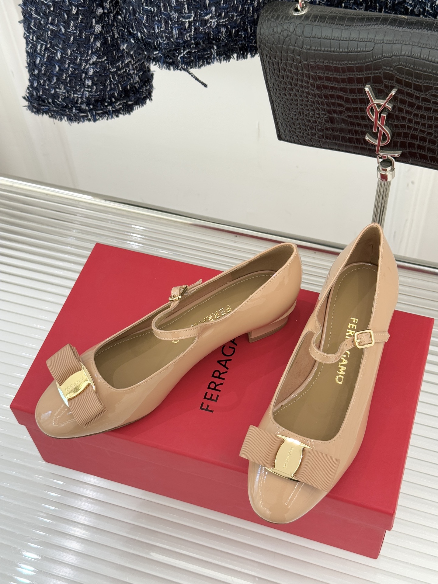 Ferragamo/菲拉格慕蝴蝶结漆皮粗跟玛丽珍鞋意大利百年匠艺重塑复古经典这双玛丽珍鞋解锁优雅多面性。