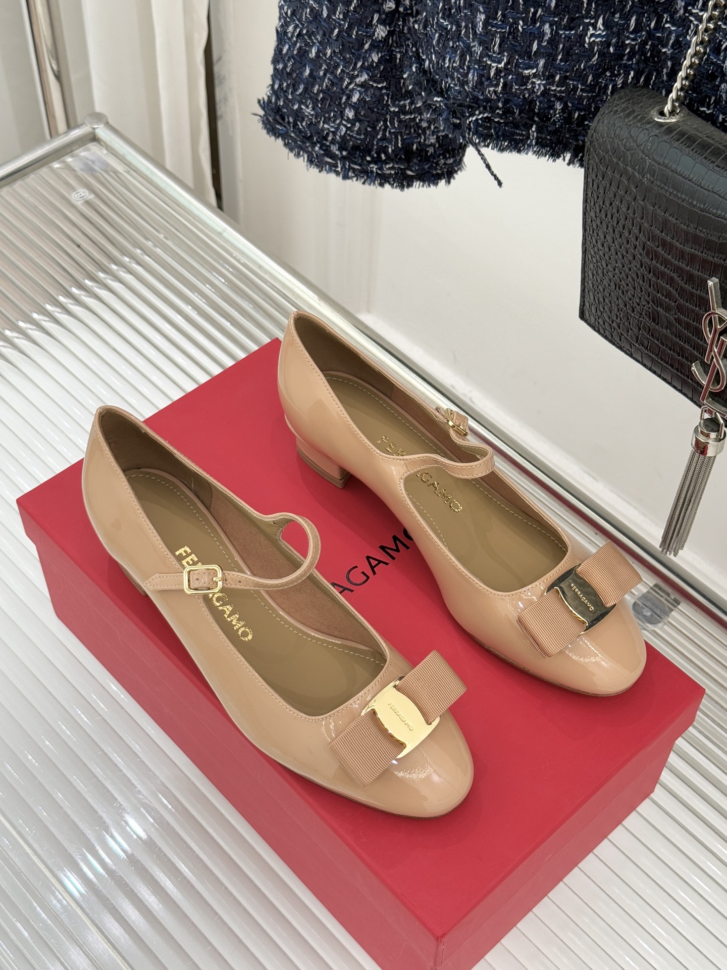 Ferragamo/菲拉格慕蝴蝶结漆皮粗跟玛丽珍鞋意大利百年匠艺重塑复古经典这双玛丽珍鞋解锁优雅多面性。