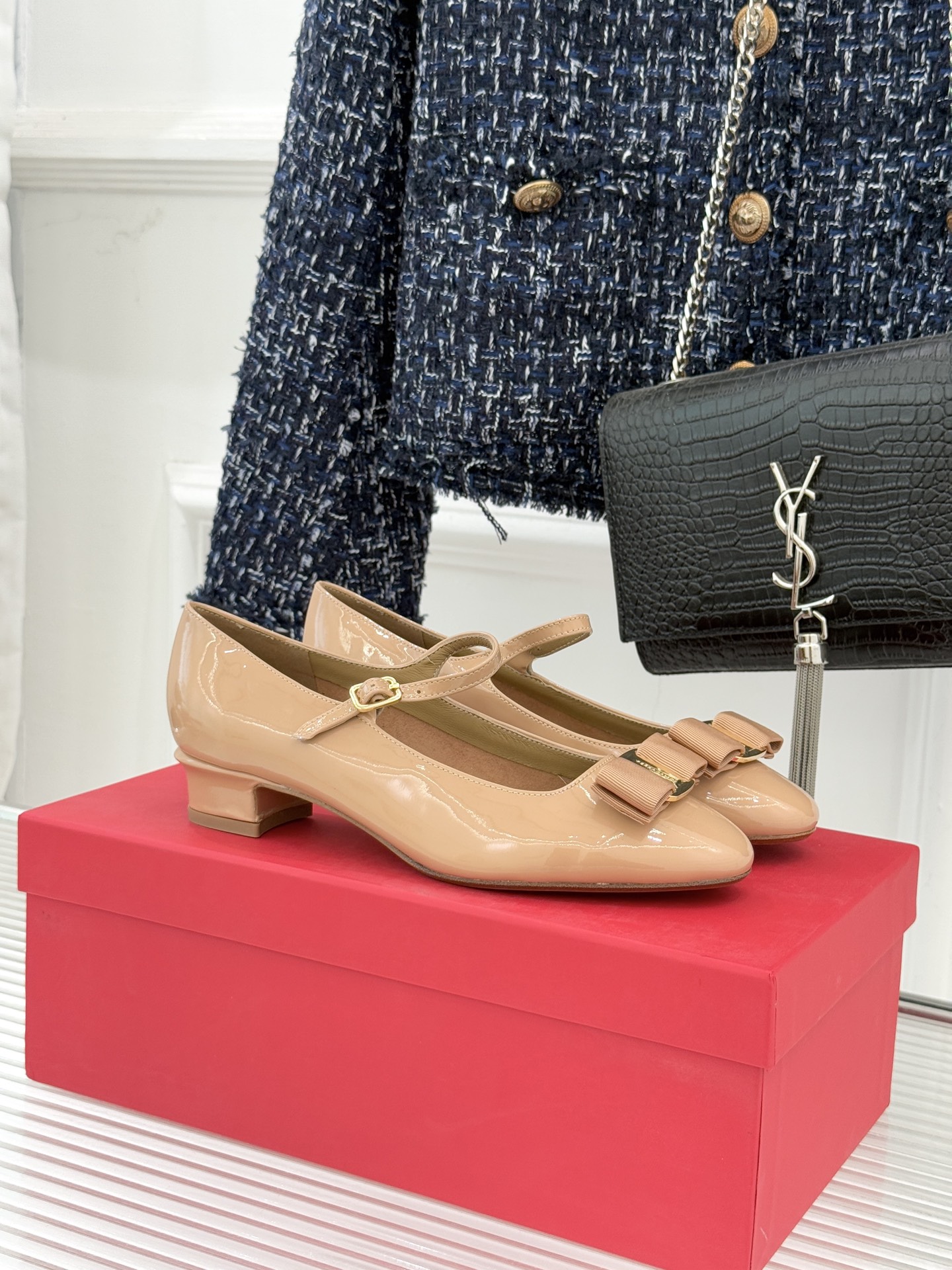 Ferragamo/菲拉格慕蝴蝶结漆皮粗跟玛丽珍鞋意大利百年匠艺重塑复古经典这双玛丽珍鞋解锁优雅多面性。