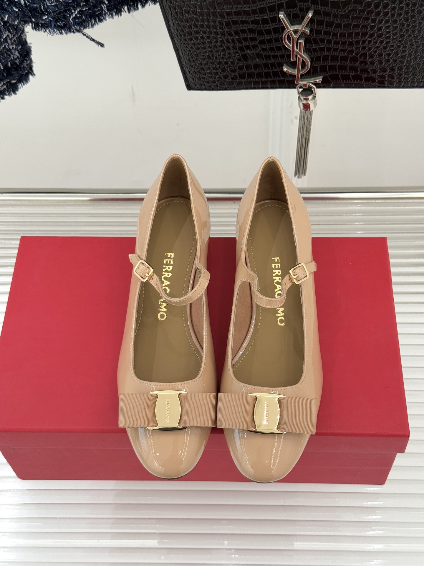 Ferragamo/菲拉格慕蝴蝶结漆皮粗跟玛丽珍鞋意大利百年匠艺重塑复古经典这双玛丽珍鞋解锁优雅多面性。