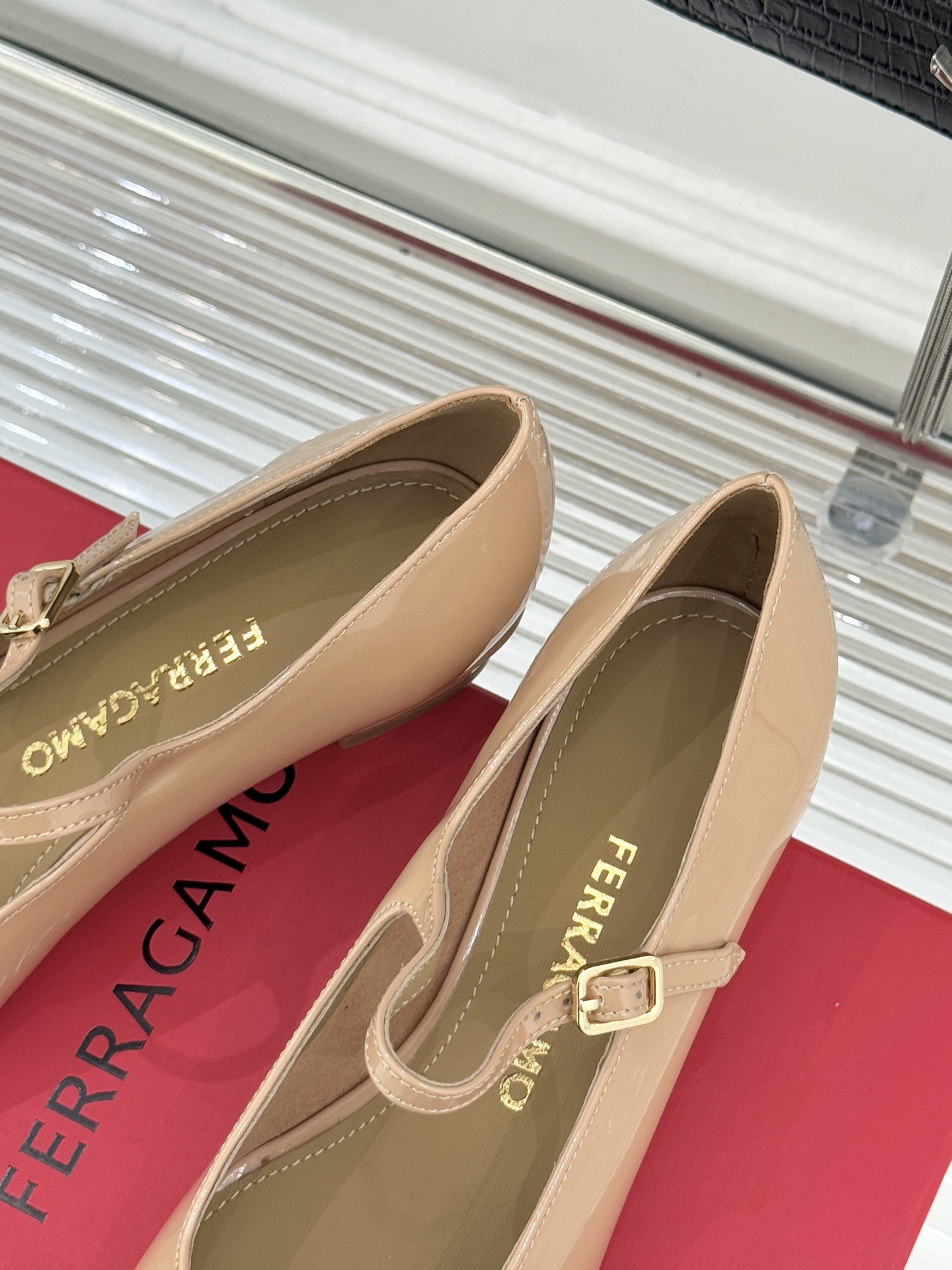 Ferragamo/菲拉格慕蝴蝶结漆皮粗跟玛丽珍鞋意大利百年匠艺重塑复古经典这双玛丽珍鞋解锁优雅多面性。