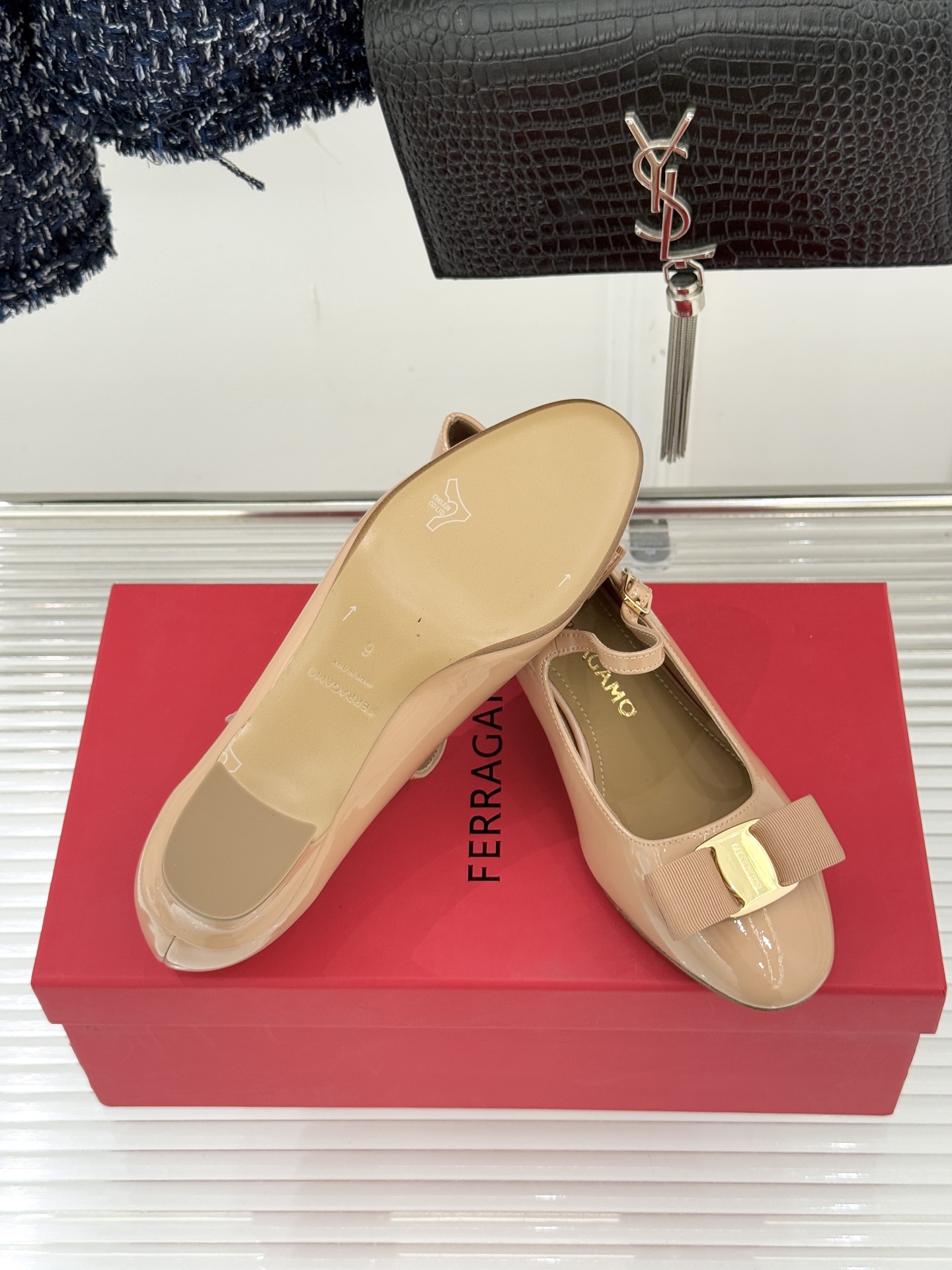 Ferragamo/菲拉格慕蝴蝶结漆皮粗跟玛丽珍鞋意大利百年匠艺重塑复古经典这双玛丽珍鞋解锁优雅多面性。