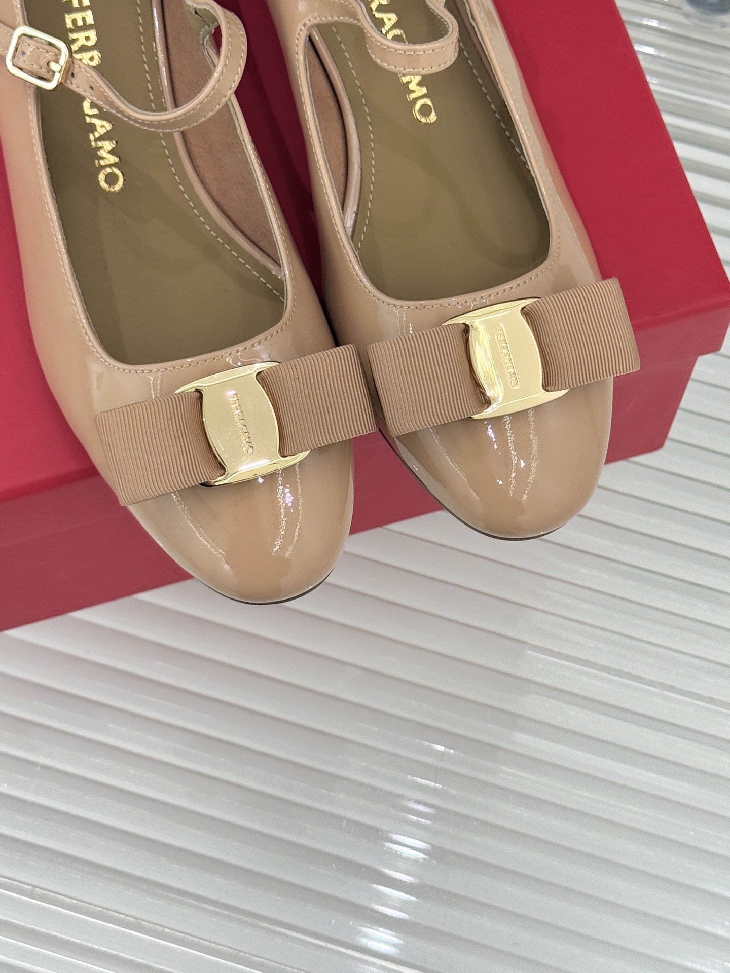 Ferragamo/菲拉格慕蝴蝶结漆皮粗跟玛丽珍鞋意大利百年匠艺重塑复古经典这双玛丽珍鞋解锁优雅多面性。