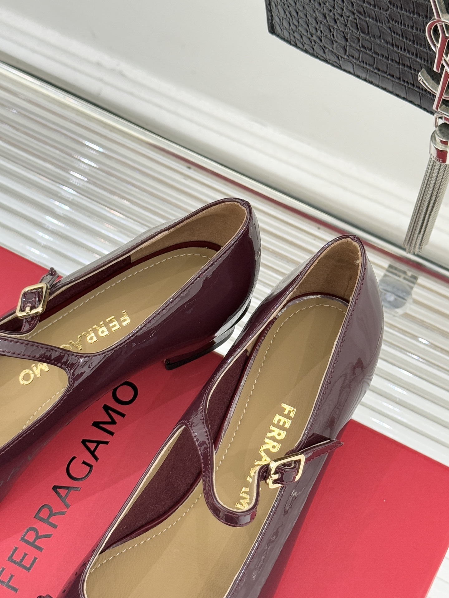 Ferragamo/菲拉格慕蝴蝶结漆皮粗跟玛丽珍鞋意大利百年匠艺重塑复古经典这双玛丽珍鞋解锁优雅多面性。