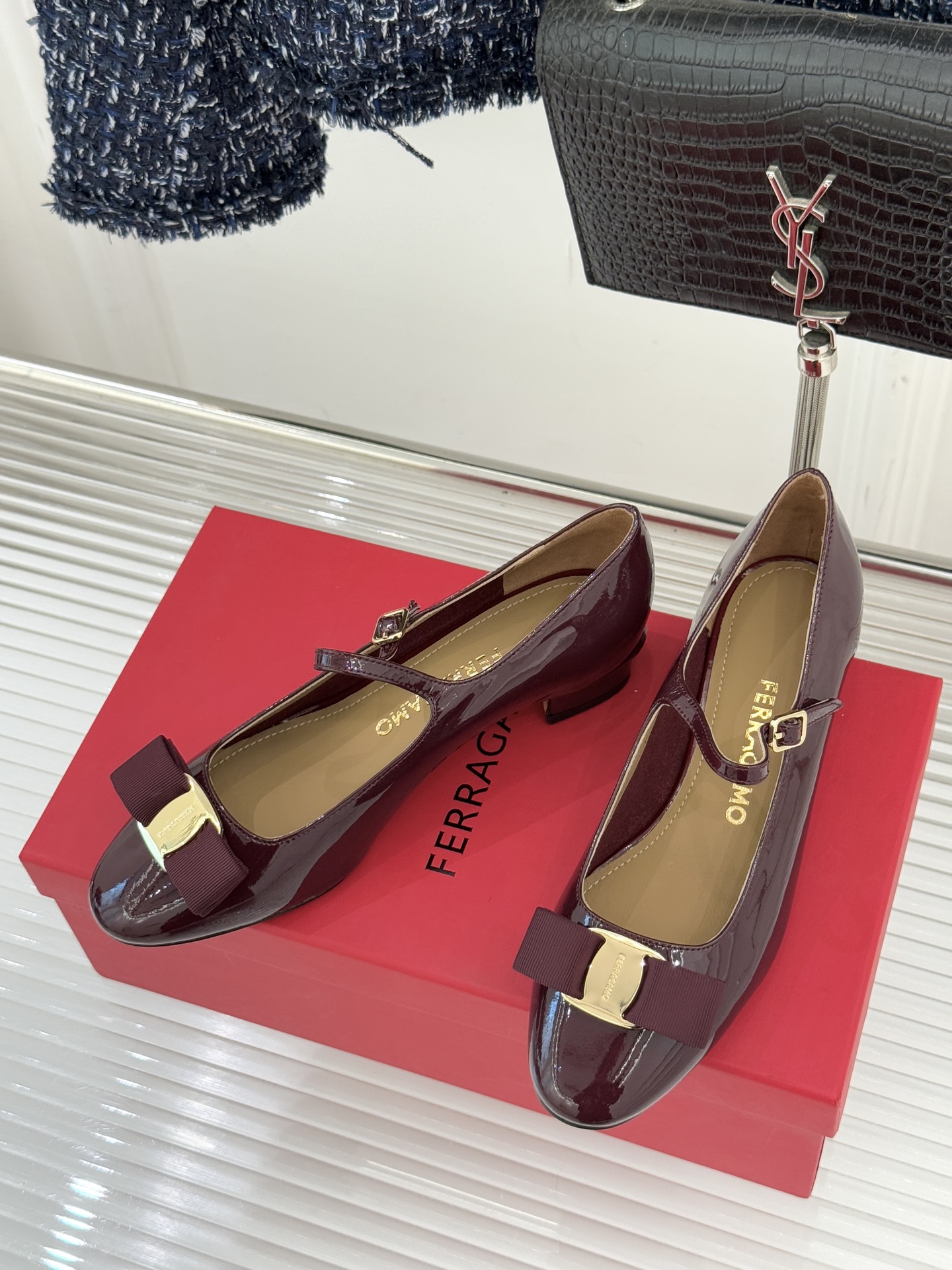 Ferragamo/菲拉格慕蝴蝶结漆皮粗跟玛丽珍鞋意大利百年匠艺重塑复古经典这双玛丽珍鞋解锁优雅多面性。