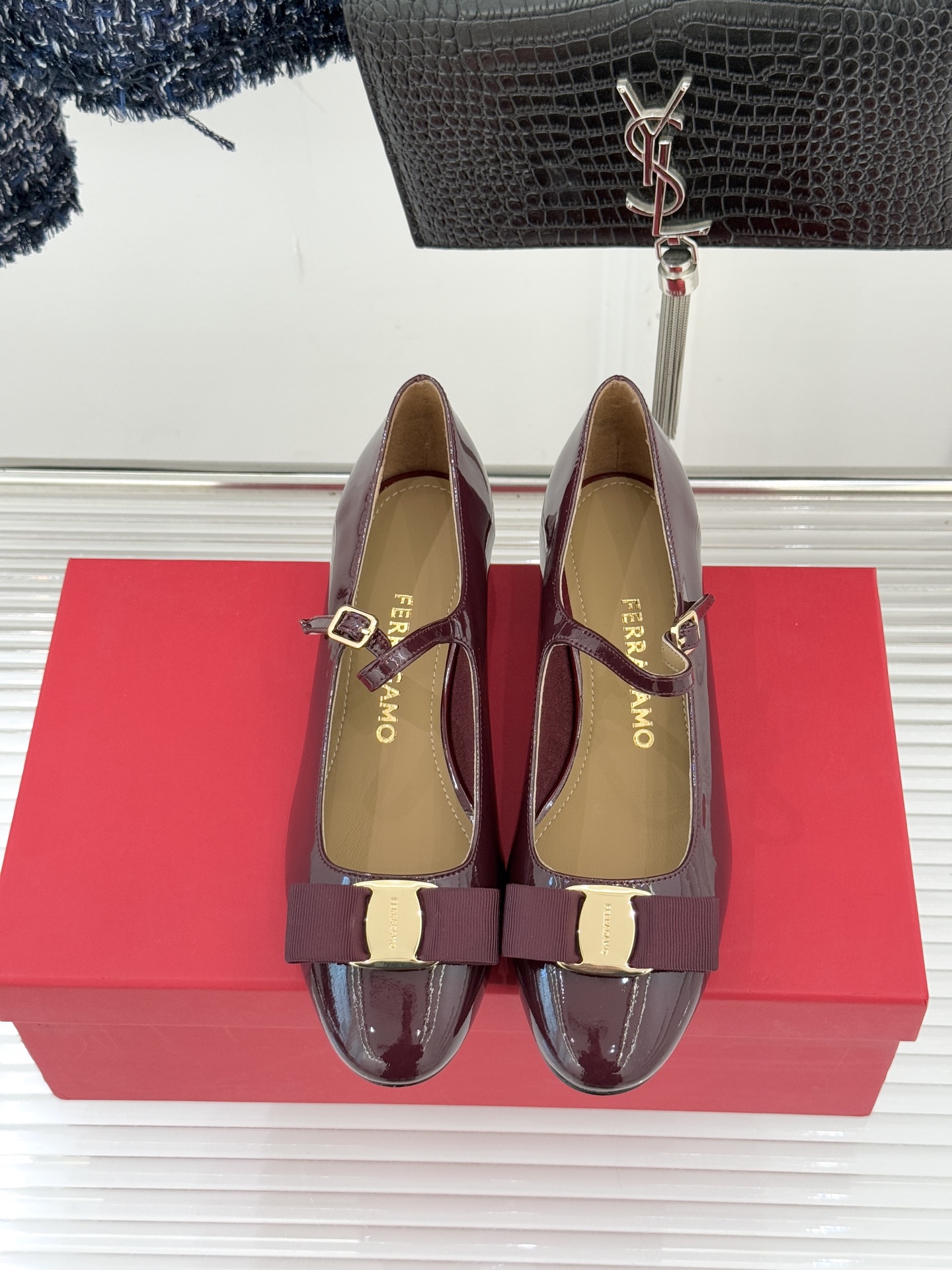 Ferragamo/菲拉格慕蝴蝶结漆皮粗跟玛丽珍鞋意大利百年匠艺重塑复古经典这双玛丽珍鞋解锁优雅多面性。