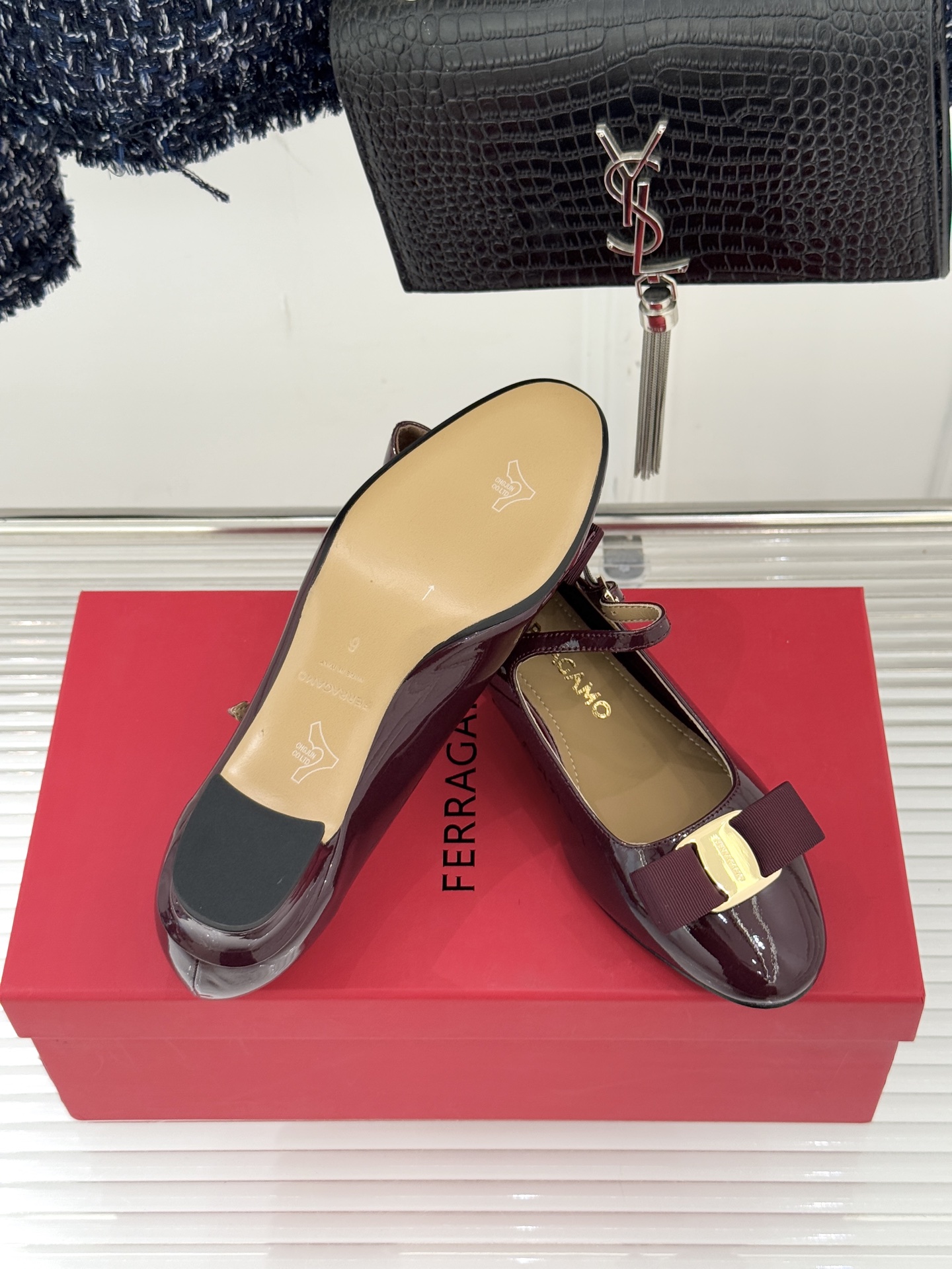 Ferragamo/菲拉格慕蝴蝶结漆皮粗跟玛丽珍鞋意大利百年匠艺重塑复古经典这双玛丽珍鞋解锁优雅多面性。