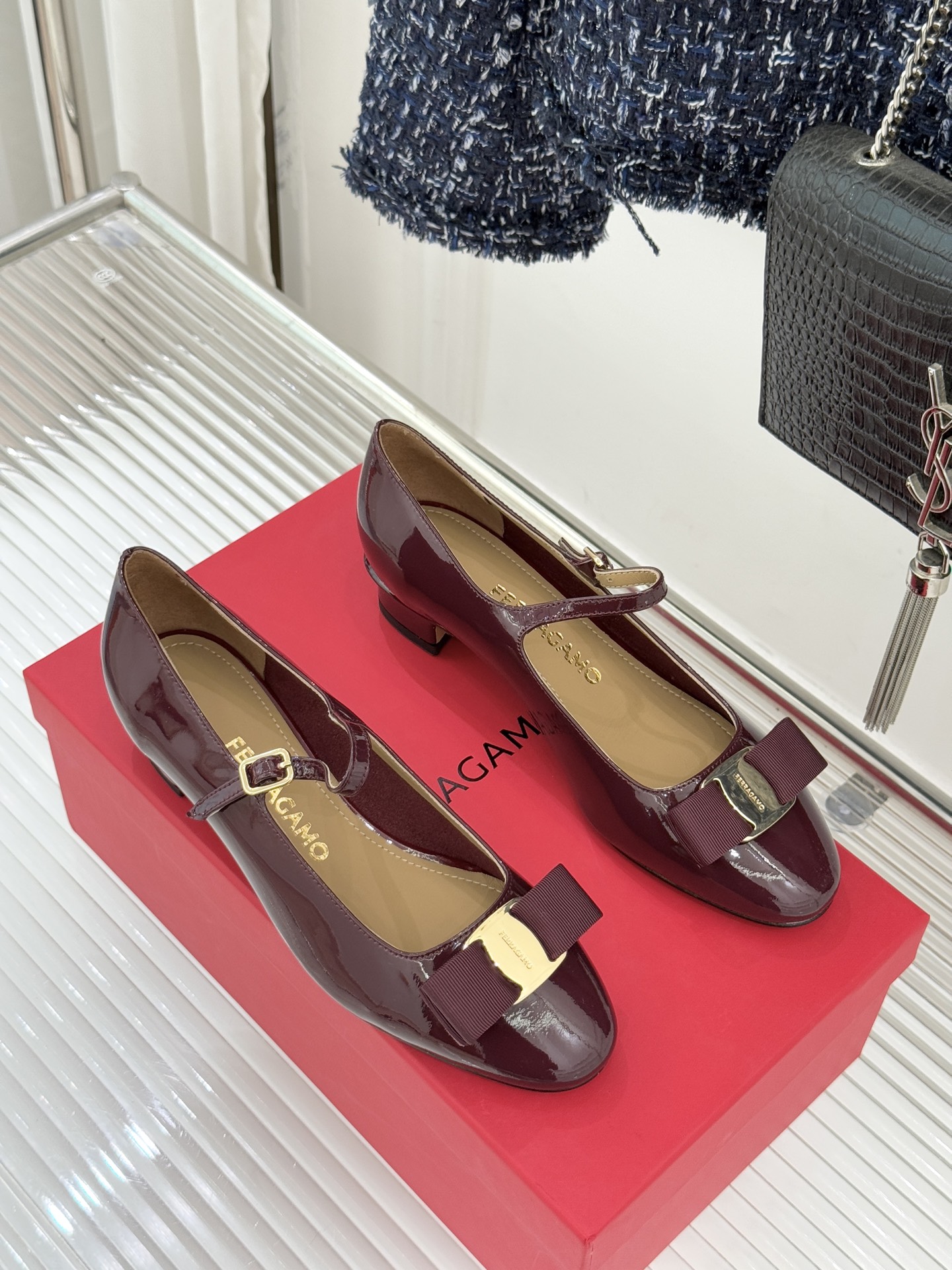 Ferragamo/菲拉格慕蝴蝶结漆皮粗跟玛丽珍鞋意大利百年匠艺重塑复古经典这双玛丽珍鞋解锁优雅多面性。