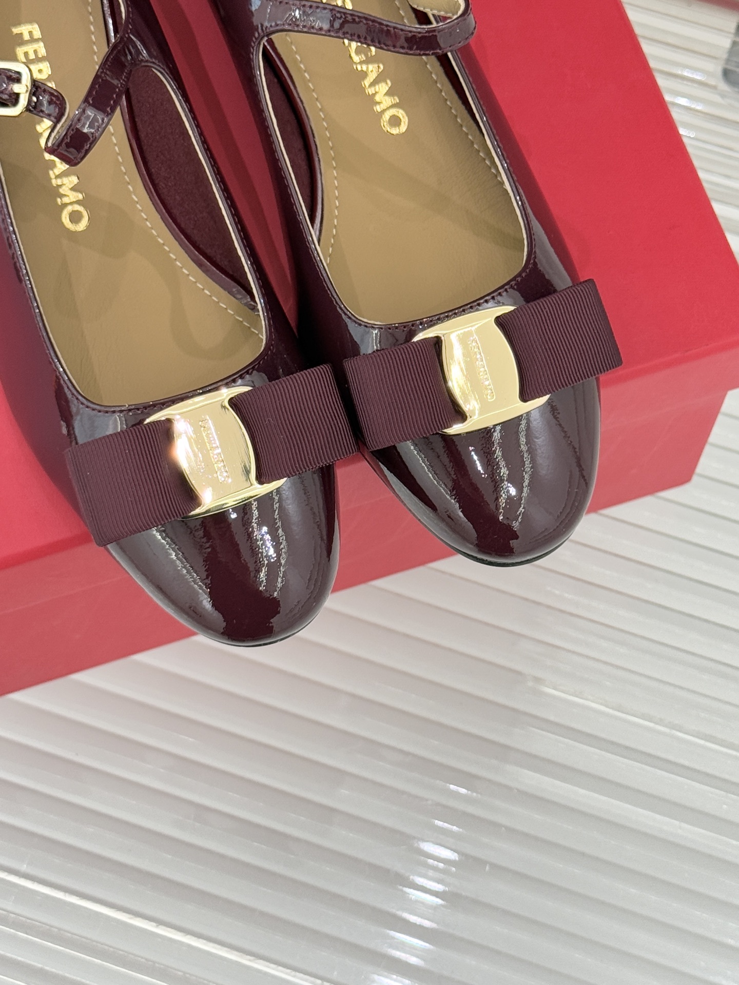 Ferragamo/菲拉格慕蝴蝶结漆皮粗跟玛丽珍鞋意大利百年匠艺重塑复古经典这双玛丽珍鞋解锁优雅多面性。