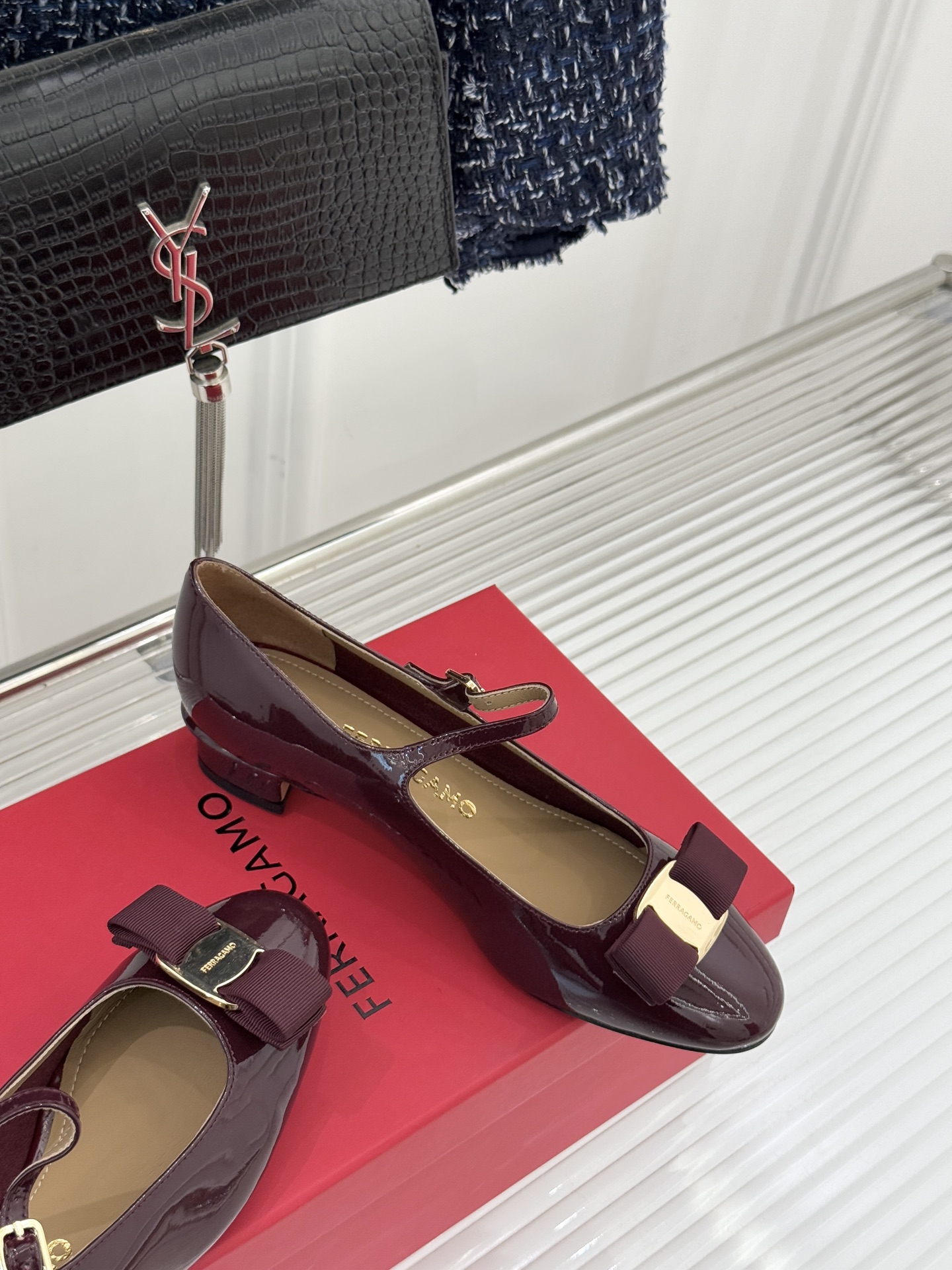 Ferragamo/菲拉格慕蝴蝶结漆皮粗跟玛丽珍鞋意大利百年匠艺重塑复古经典这双玛丽珍鞋解锁优雅多面性。