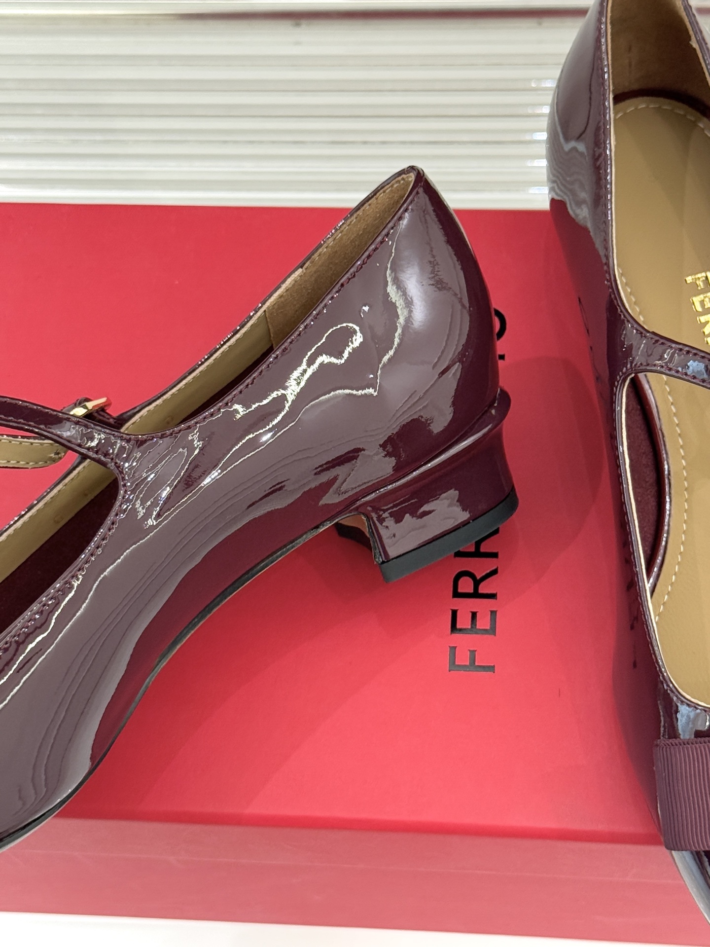 Ferragamo/菲拉格慕蝴蝶结漆皮粗跟玛丽珍鞋意大利百年匠艺重塑复古经典这双玛丽珍鞋解锁优雅多面性。