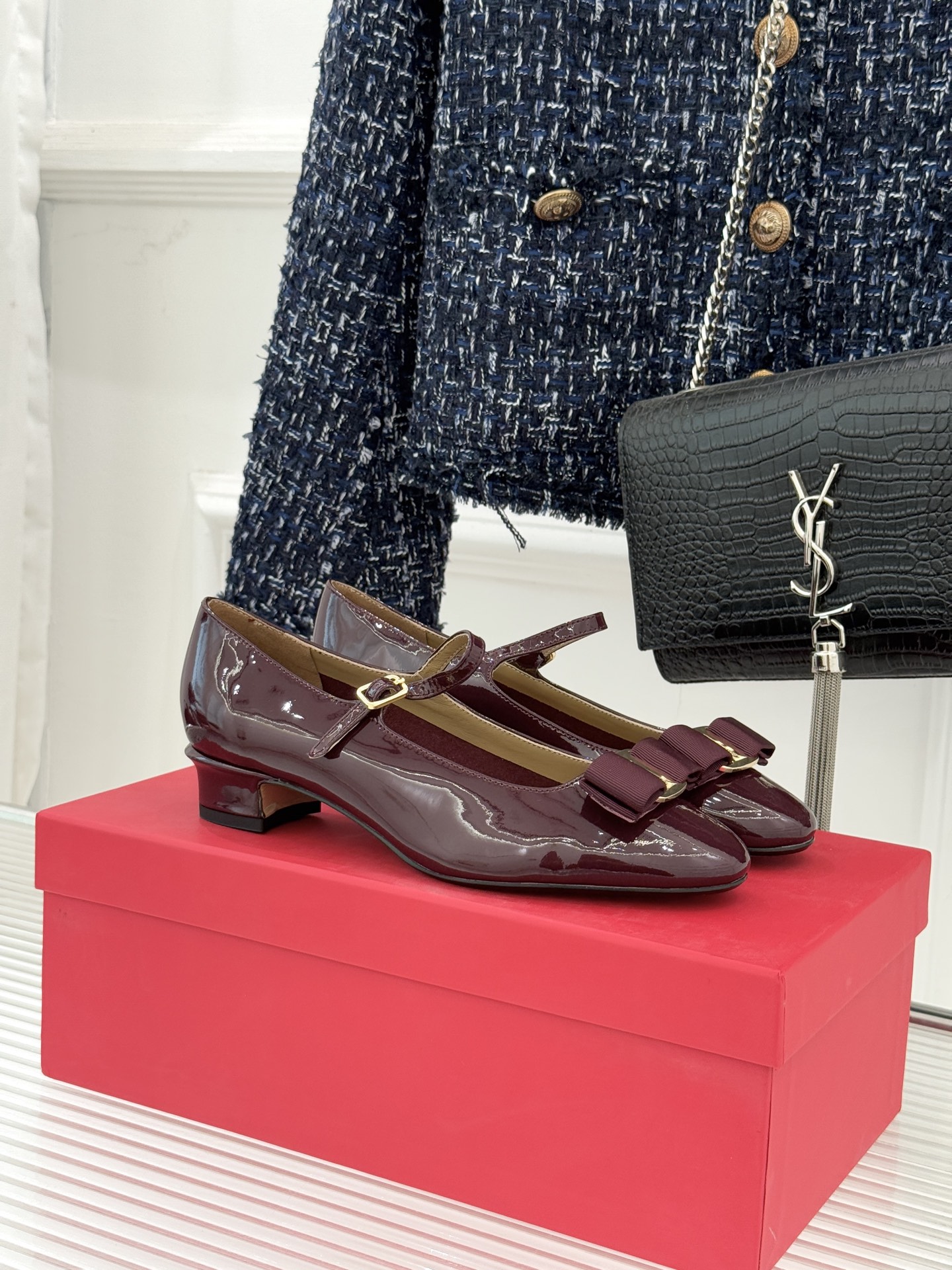 NO:721518,Ferragamo/Ferragamo bow patent leather block-heeled Mary Jane shoes. Centuries of Italian craftsmanship reshape retro classics. This pair of Mary Jane shoes unlocks elegance and versatility. The high-gloss patent leather has been triple hand-polished, and the luster flows like a mirror. The 4cm thick heel integrates ergonomic design, which is stable and comfortable while taking into account the upright posture. The iconic Vara bow on the toe is made of 7 hand-folded grosgrain. The metal nameplate engraved with the brand logo is a replica of the 1978 classic symbol.  Full of softness and beauty. The double slender laces on the back of the shoe are securely fixed to connect workplace commuting with dating and socializing. Whether it is paired with suit pants for a neat and smart look or a floral skirt for a romantic and smart look, it can combine retro style with modern aesthetics and become a shoe cabinet collection that transcends time. The fabric is made of original customized patent leather, and the lining is made of mixed sheepskin. The Italian imported leather outsole is size 35-39 (customized at 40/41/42).  No. 81020260123, single shoes, ferragamo, ferragamo, mary jane, skirts, business suit, sheepskin, Leather soles19860909Ferragamo/菲拉格慕蝴蝶结漆皮 粗跟玛丽珍鞋 意大利百年匠艺重塑复古经典 这双玛丽珍鞋解锁优雅多面性. 高光漆皮经三重手工抛光 莹润光泽如镜面流转 4cm粗跟融合人体工学设计 稳扎舒适兼顾挺拔姿态. 鞋头标志性Vara蝴蝶结 以7道手工折叠罗缎打造 缀刻品牌标识的金属铭牌 复刻1978年经典符号 尽显柔美元气. 鞋背双纤细系带稳妥固定 衔接职场通勤与约会社交 无论是搭配西装裤的利落干练 还是配碎花裙的浪漫灵动 都能以复古格调碰撞现代审美 成为跨越时光的鞋柜珍藏. 面料采用原版定制漆皮 内里踮脚均为混种羊皮 意大利进口真皮大底 size35-39（40/41/42定制） 编号81020260123,单鞋,ferragamo,ferragamo,mary jane,skirts,business suit,sheepskin,Leather soles,Women's Shoes