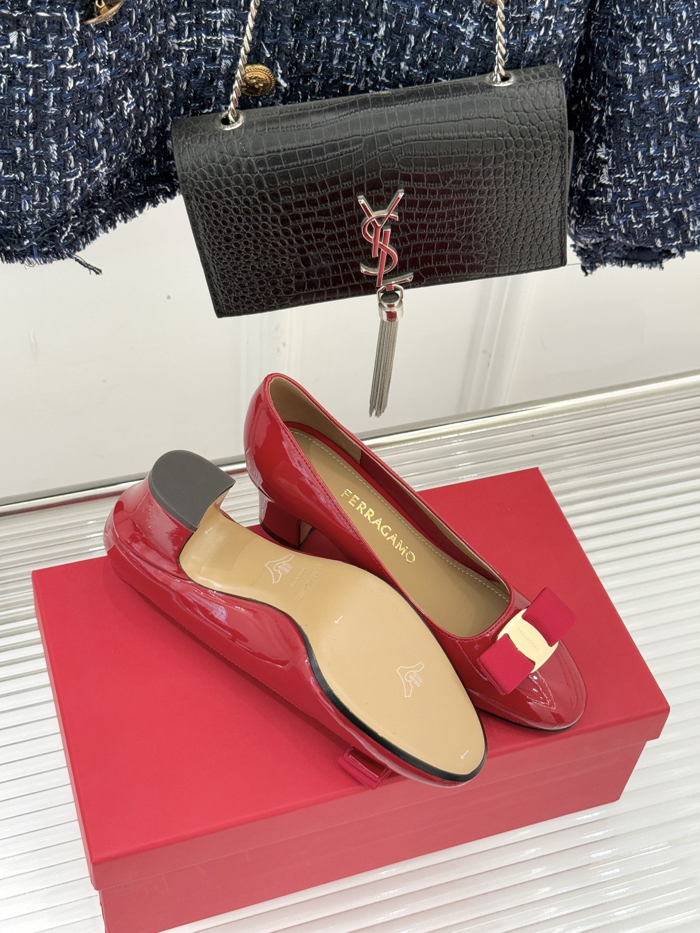 Ferragamo/菲拉格慕经典蝴蝶结漆皮粗跟单鞋意大利匠心淬炼的优雅图腾经典蝴蝶结漆皮高跟鞋演绎永恒魅