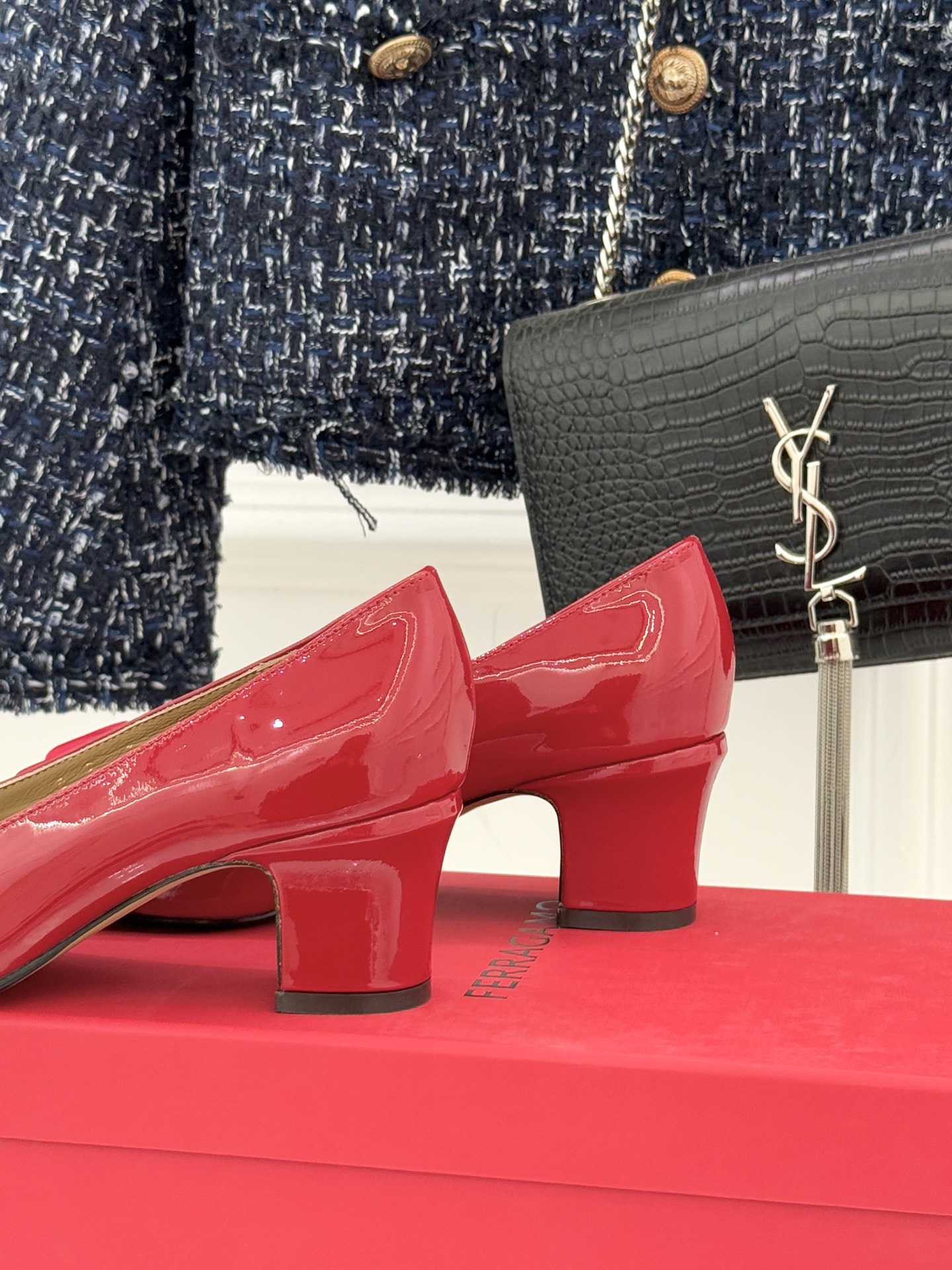 Ferragamo/菲拉格慕经典蝴蝶结漆皮粗跟单鞋意大利匠心淬炼的优雅图腾经典蝴蝶结漆皮高跟鞋演绎永恒魅