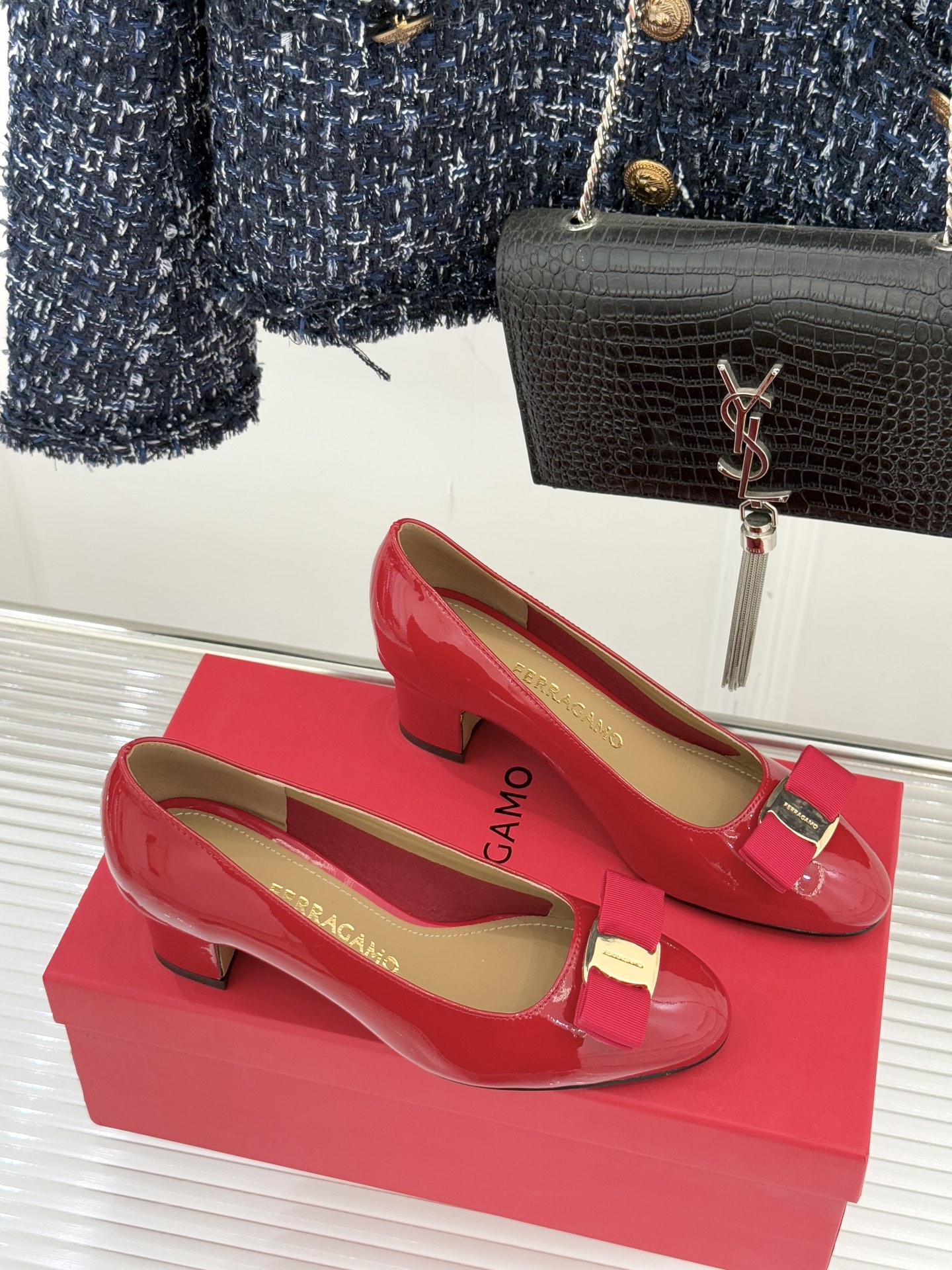 Ferragamo/菲拉格慕经典蝴蝶结漆皮粗跟单鞋意大利匠心淬炼的优雅图腾经典蝴蝶结漆皮高跟鞋演绎永恒魅