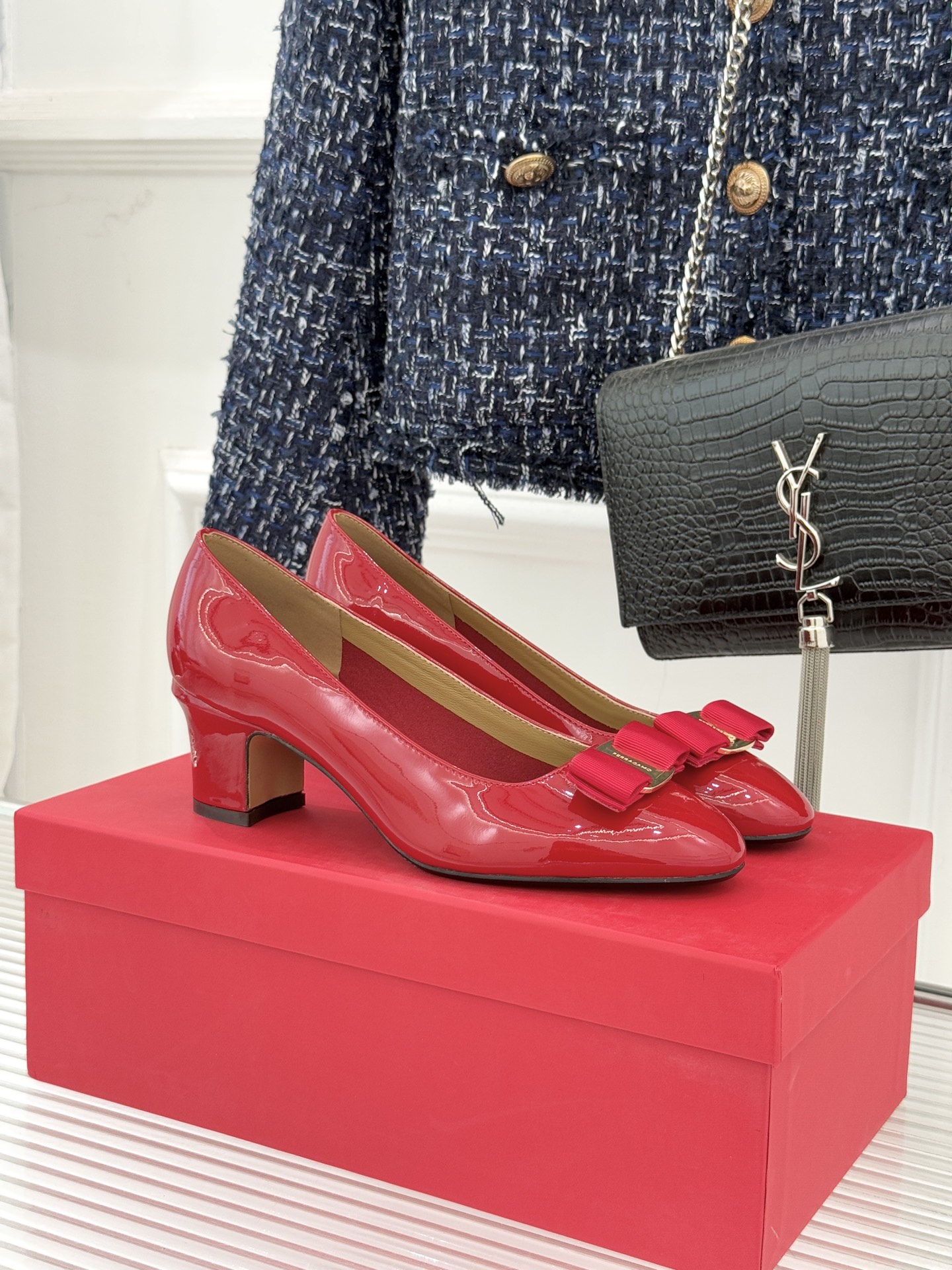 Ferragamo/菲拉格慕经典蝴蝶结漆皮粗跟单鞋意大利匠心淬炼的优雅图腾经典蝴蝶结漆皮高跟鞋演绎永恒魅