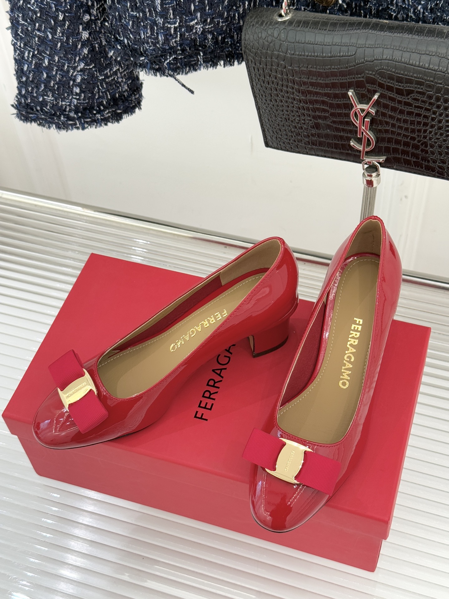 Ferragamo/菲拉格慕经典蝴蝶结漆皮粗跟单鞋意大利匠心淬炼的优雅图腾经典蝴蝶结漆皮高跟鞋演绎永恒魅