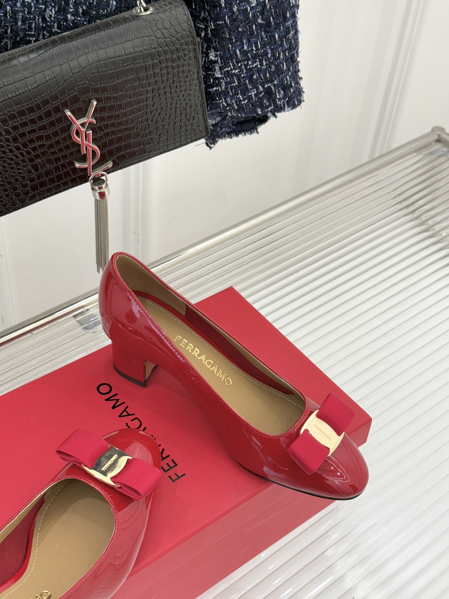 Ferragamo/菲拉格慕经典蝴蝶结漆皮粗跟单鞋意大利匠心淬炼的优雅图腾经典蝴蝶结漆皮高跟鞋演绎永恒魅