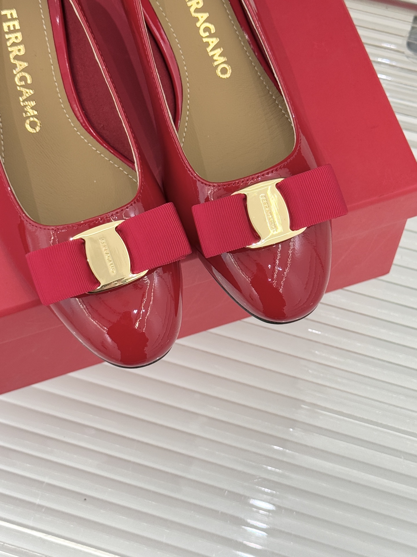 Ferragamo/菲拉格慕经典蝴蝶结漆皮粗跟单鞋意大利匠心淬炼的优雅图腾经典蝴蝶结漆皮高跟鞋演绎永恒魅