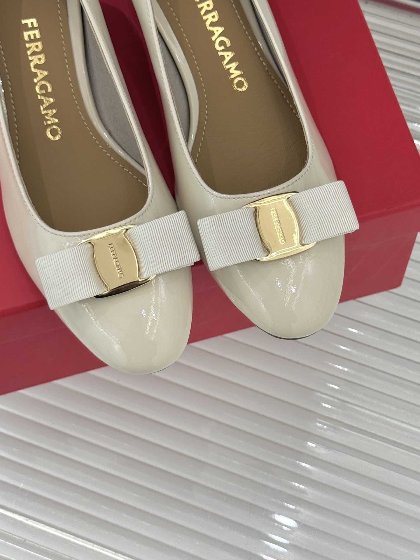 Ferragamo/菲拉格慕经典蝴蝶结漆皮粗跟单鞋意大利匠心淬炼的优雅图腾经典蝴蝶结漆皮高跟鞋演绎永恒魅