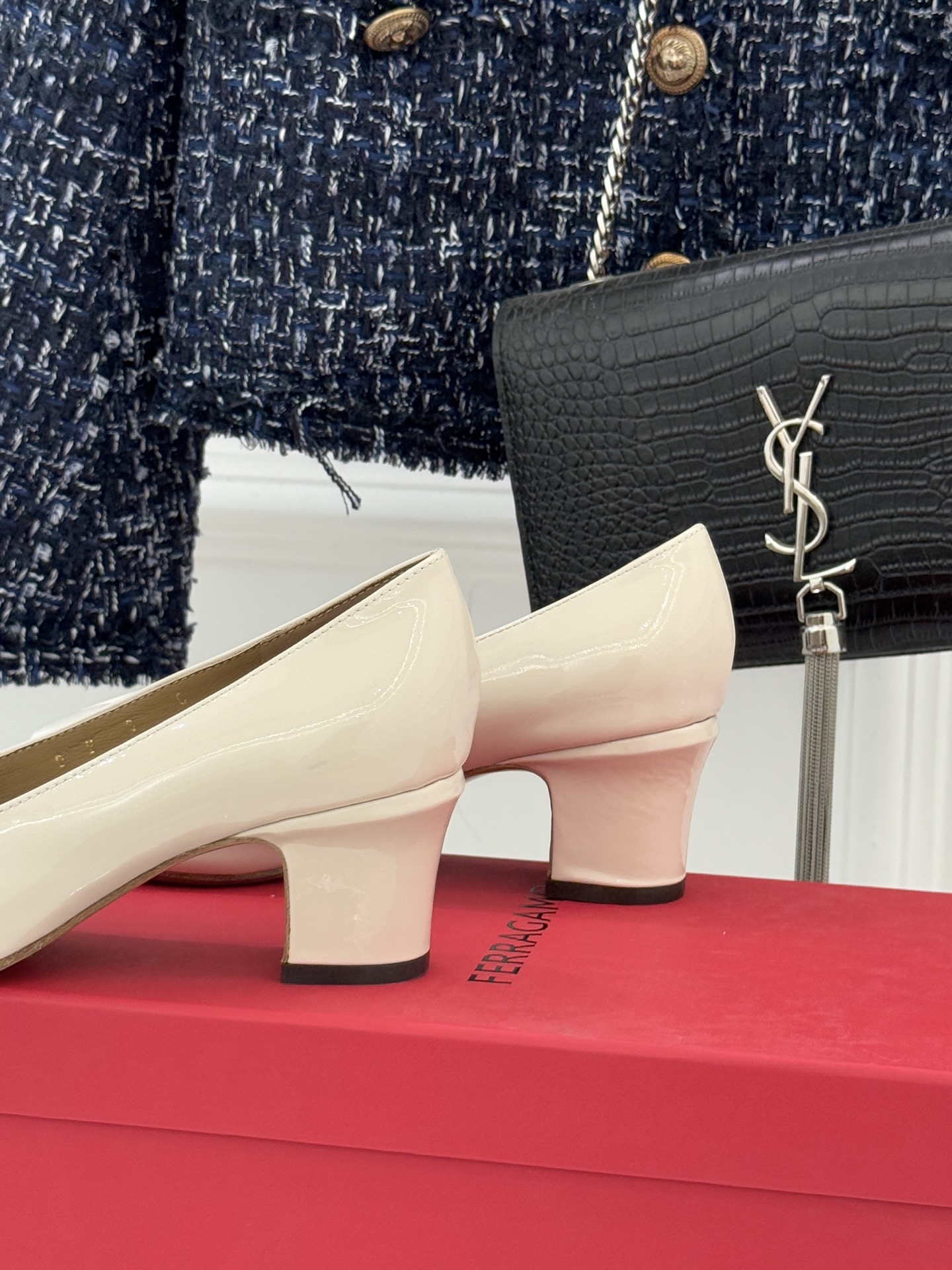 Ferragamo/菲拉格慕经典蝴蝶结漆皮粗跟单鞋意大利匠心淬炼的优雅图腾经典蝴蝶结漆皮高跟鞋演绎永恒魅