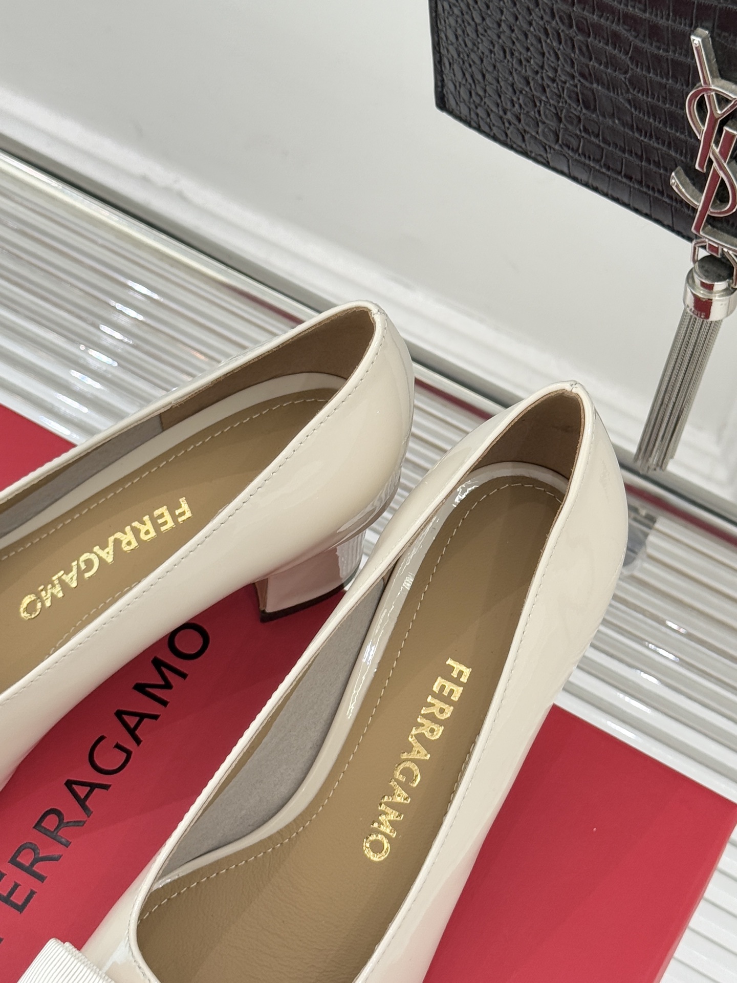 Ferragamo/菲拉格慕经典蝴蝶结漆皮粗跟单鞋意大利匠心淬炼的优雅图腾经典蝴蝶结漆皮高跟鞋演绎永恒魅