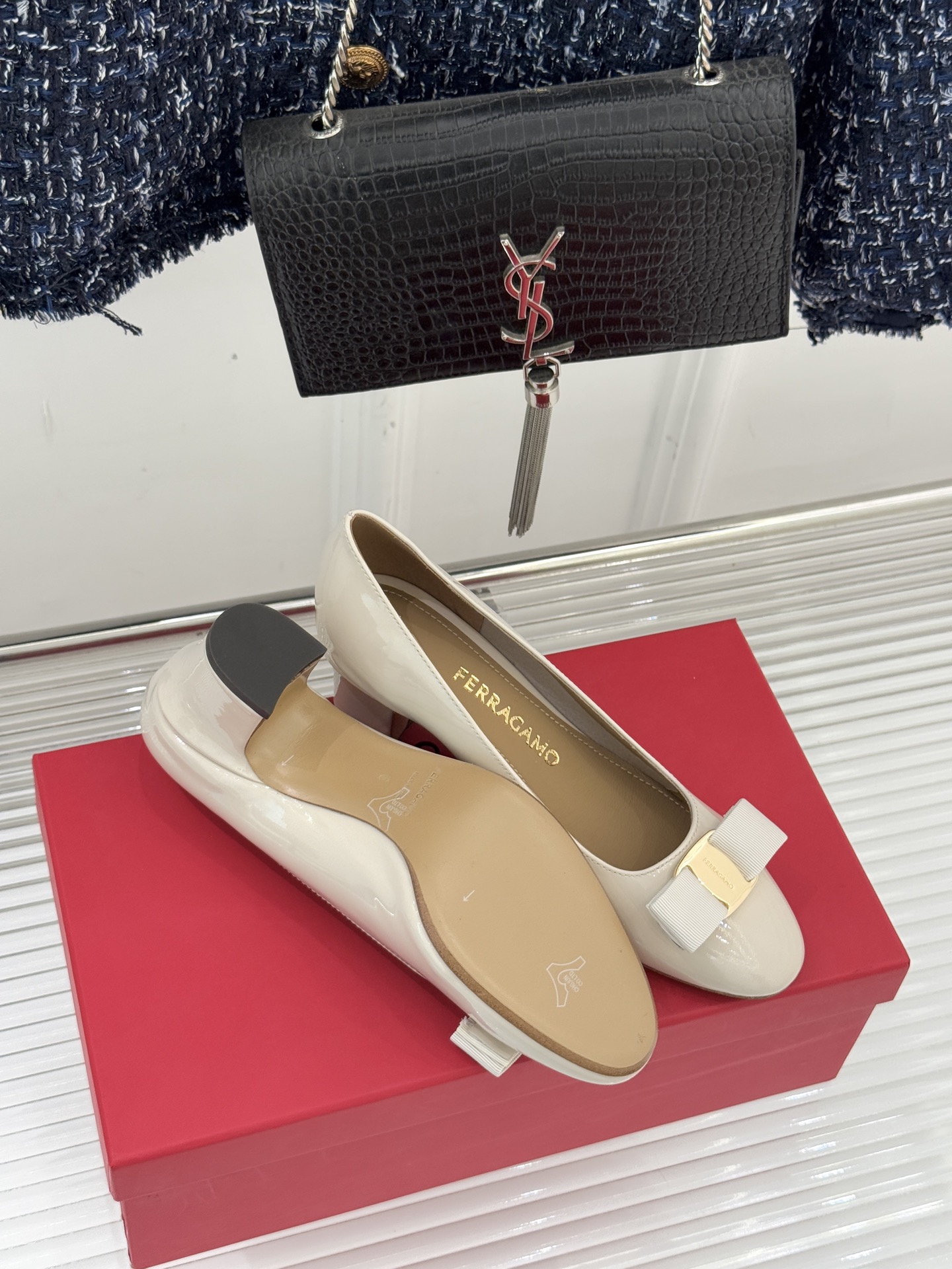 Ferragamo/菲拉格慕经典蝴蝶结漆皮粗跟单鞋意大利匠心淬炼的优雅图腾经典蝴蝶结漆皮高跟鞋演绎永恒魅