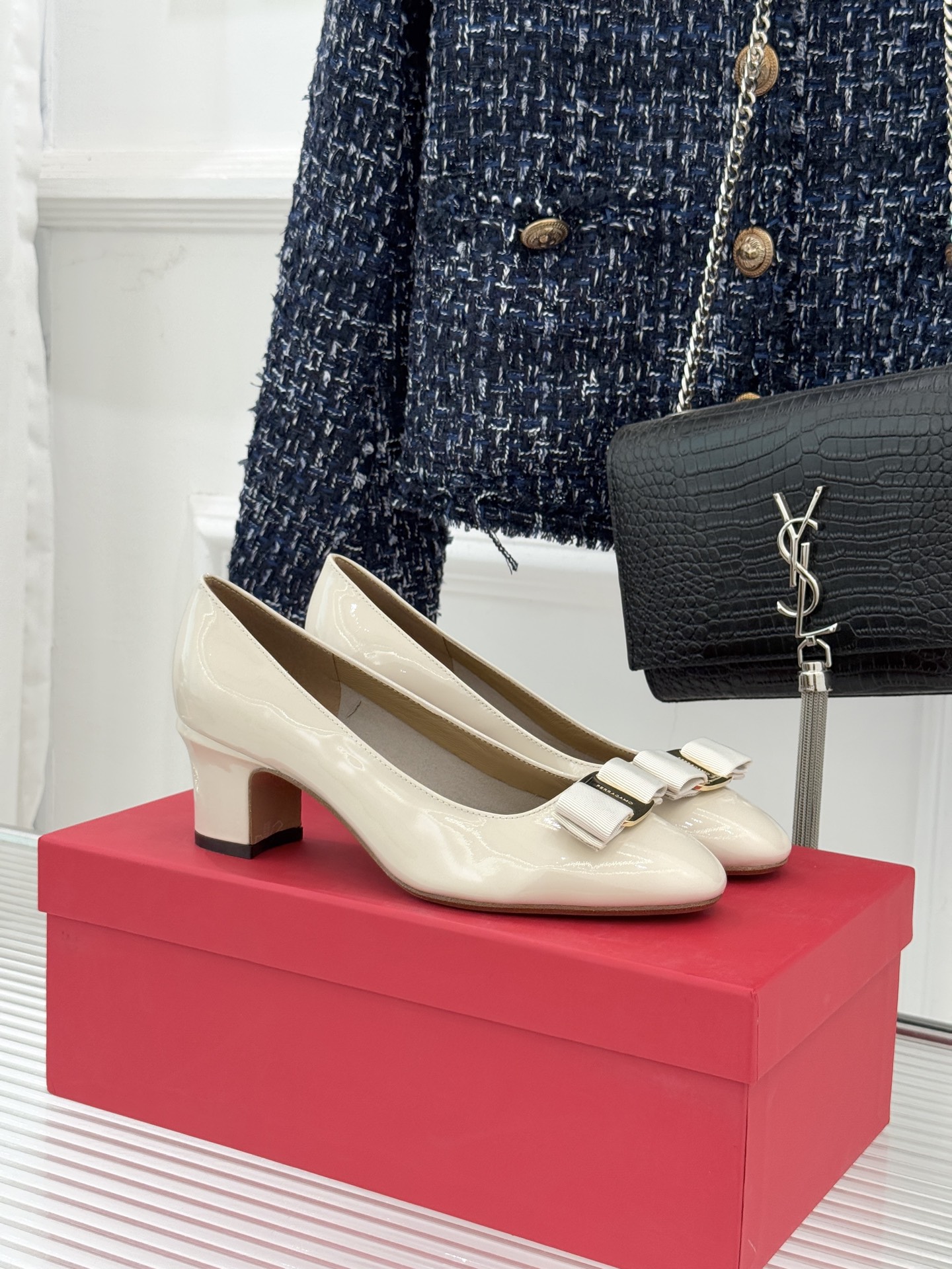 Ferragamo/菲拉格慕经典蝴蝶结漆皮粗跟单鞋意大利匠心淬炼的优雅图腾经典蝴蝶结漆皮高跟鞋演绎永恒魅