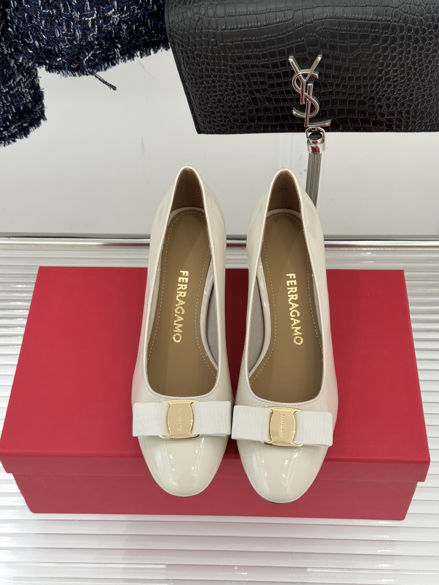 Ferragamo/菲拉格慕经典蝴蝶结漆皮粗跟单鞋意大利匠心淬炼的优雅图腾经典蝴蝶结漆皮高跟鞋演绎永恒魅