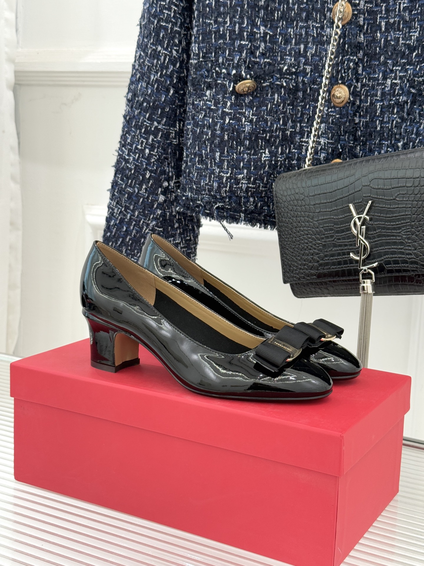 Ferragamo/菲拉格慕经典蝴蝶结漆皮粗跟单鞋意大利匠心淬炼的优雅图腾经典蝴蝶结漆皮高跟鞋演绎永恒魅