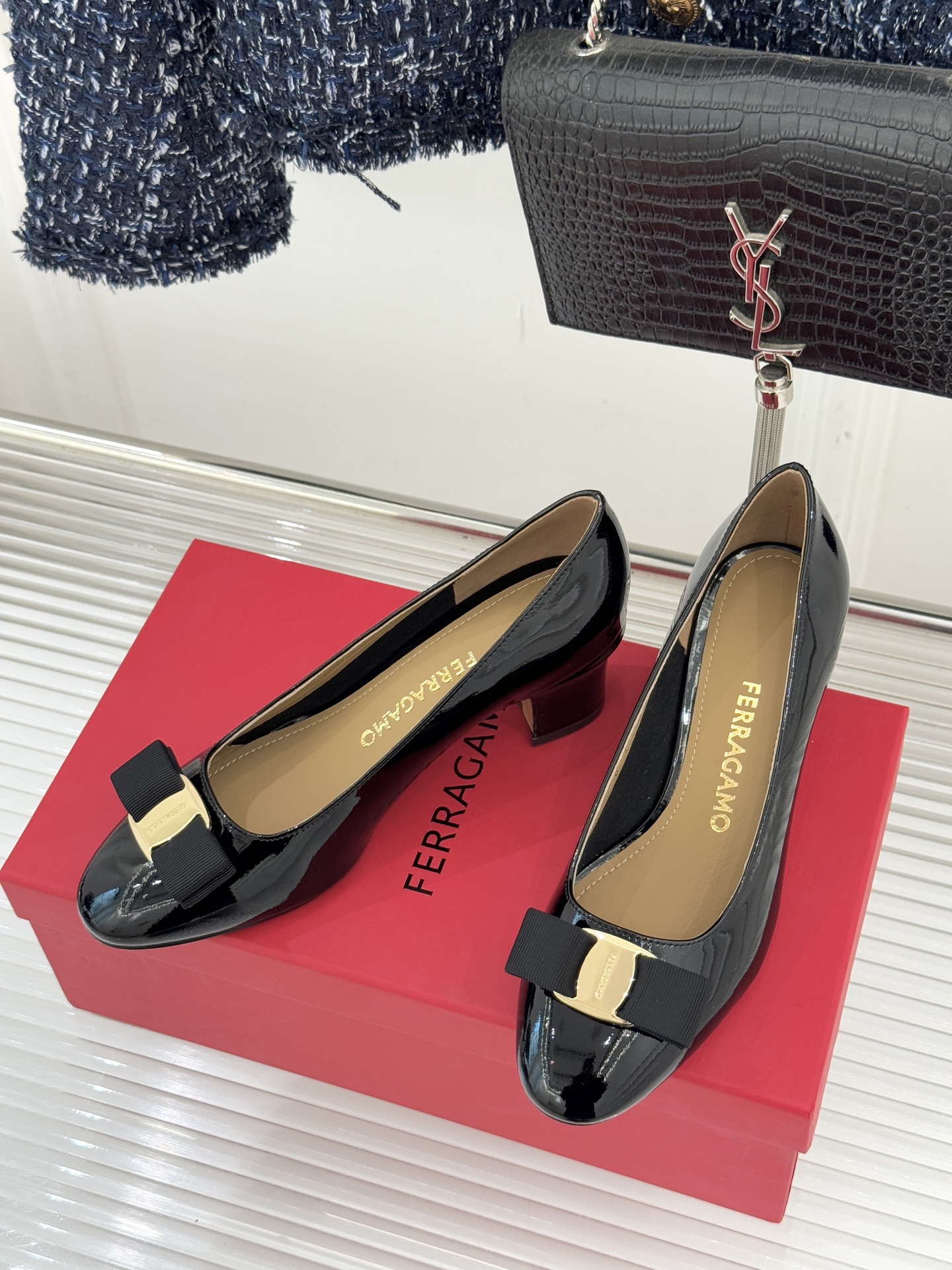 Ferragamo/菲拉格慕经典蝴蝶结漆皮粗跟单鞋意大利匠心淬炼的优雅图腾经典蝴蝶结漆皮高跟鞋演绎永恒魅