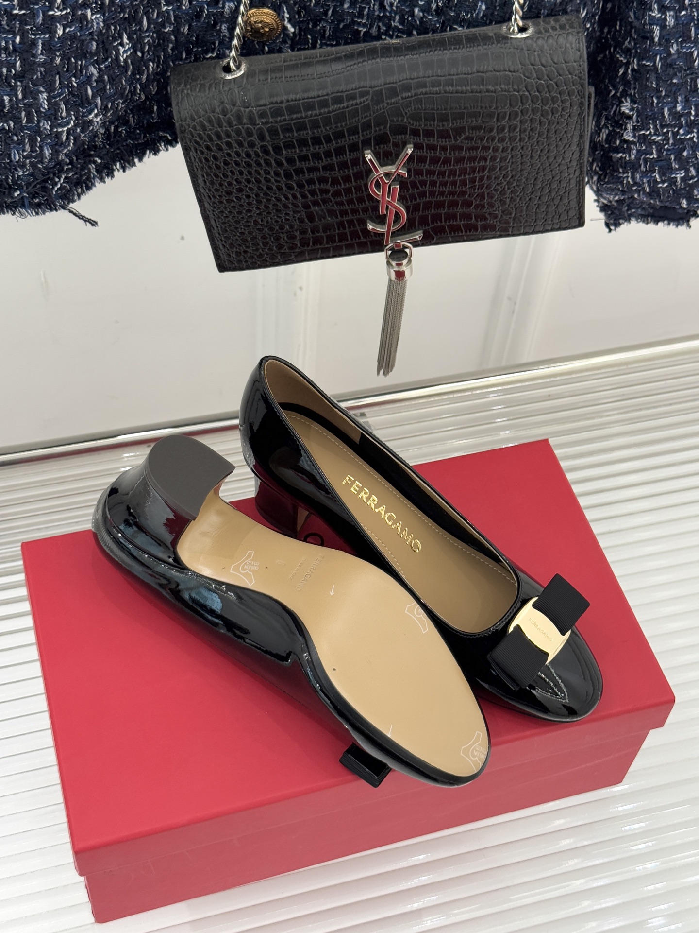 Ferragamo/菲拉格慕经典蝴蝶结漆皮粗跟单鞋意大利匠心淬炼的优雅图腾经典蝴蝶结漆皮高跟鞋演绎永恒魅