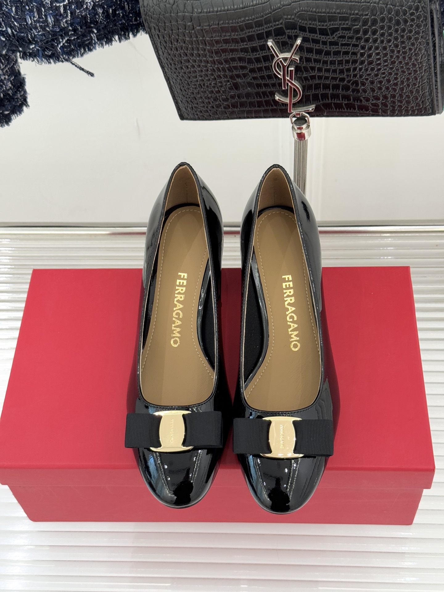 Ferragamo/菲拉格慕经典蝴蝶结漆皮粗跟单鞋意大利匠心淬炼的优雅图腾经典蝴蝶结漆皮高跟鞋演绎永恒魅