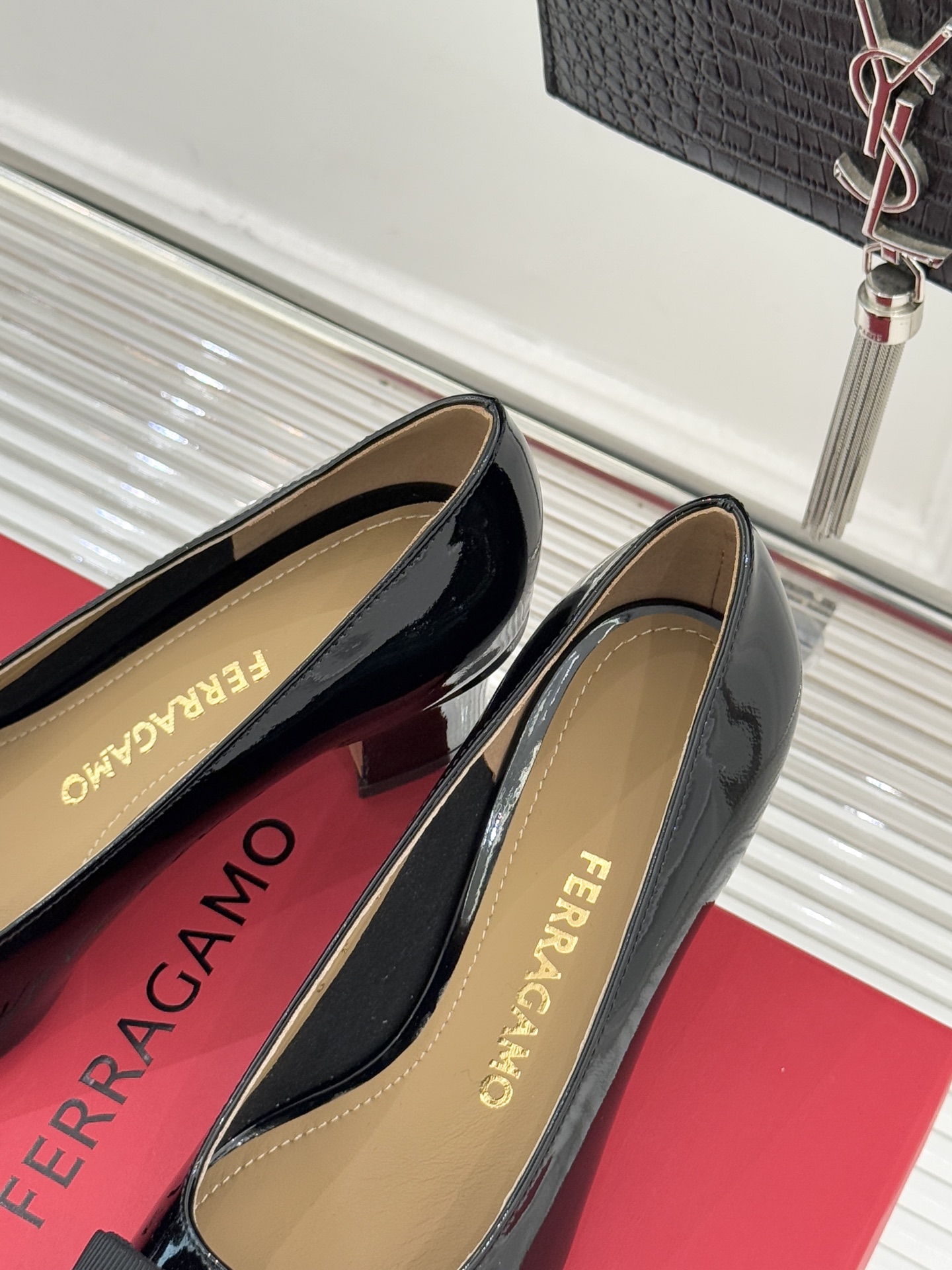 Ferragamo/菲拉格慕经典蝴蝶结漆皮粗跟单鞋意大利匠心淬炼的优雅图腾经典蝴蝶结漆皮高跟鞋演绎永恒魅